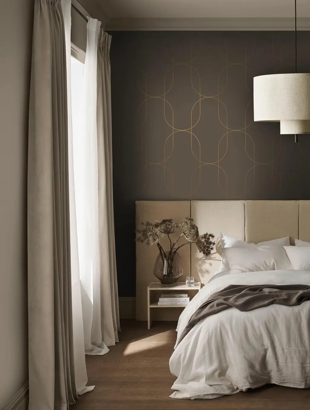 Angol dekor tapéta metál arany geometrikus mintával kávébarna színben