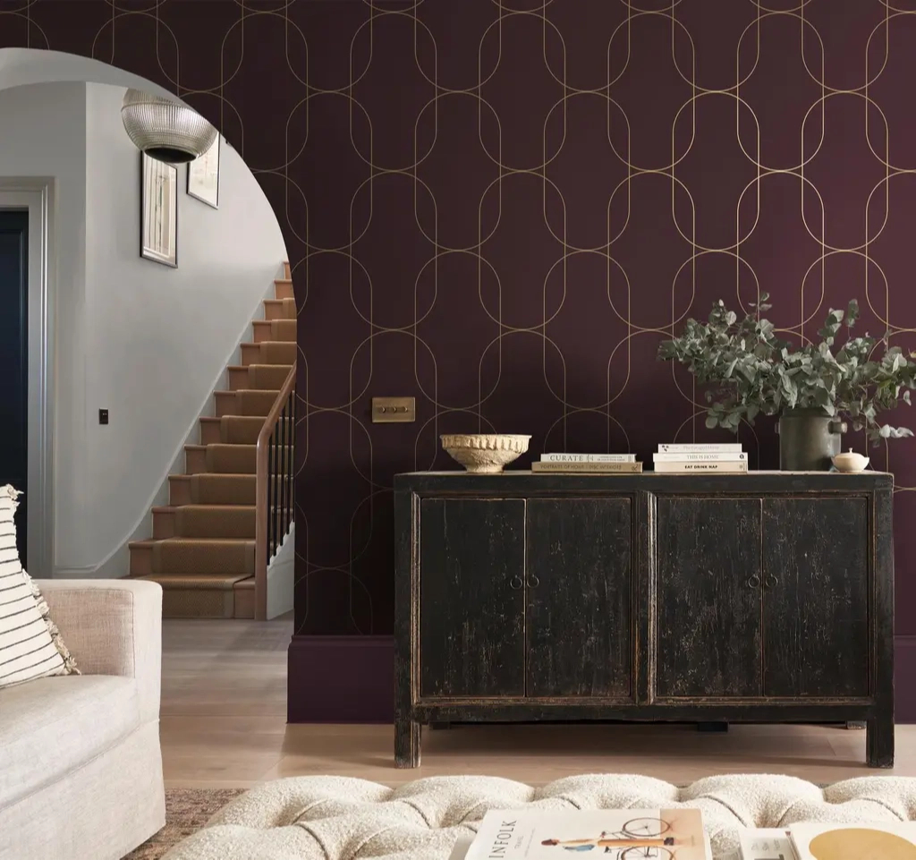 Angol dekor tapéta metál arany geometrikus mintával sötétlila színben