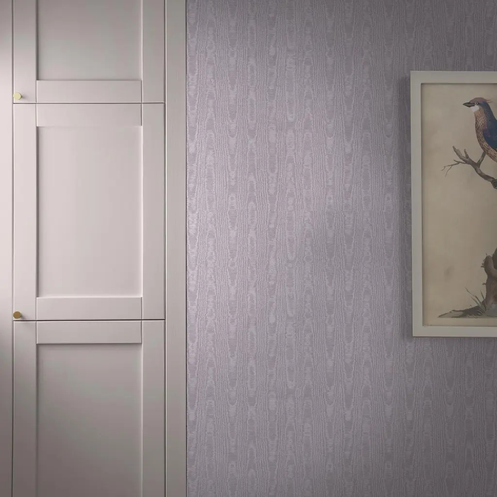 Angol dekor tapéta selyemfényű faerezet mintával levendulalila színben