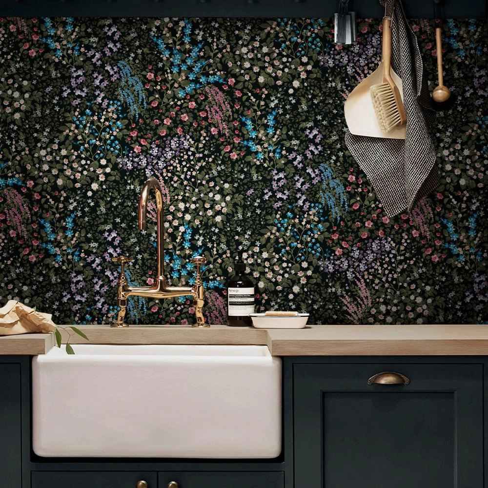 Angol dekor tapéta sokszínű apró virág mintával fekete színben