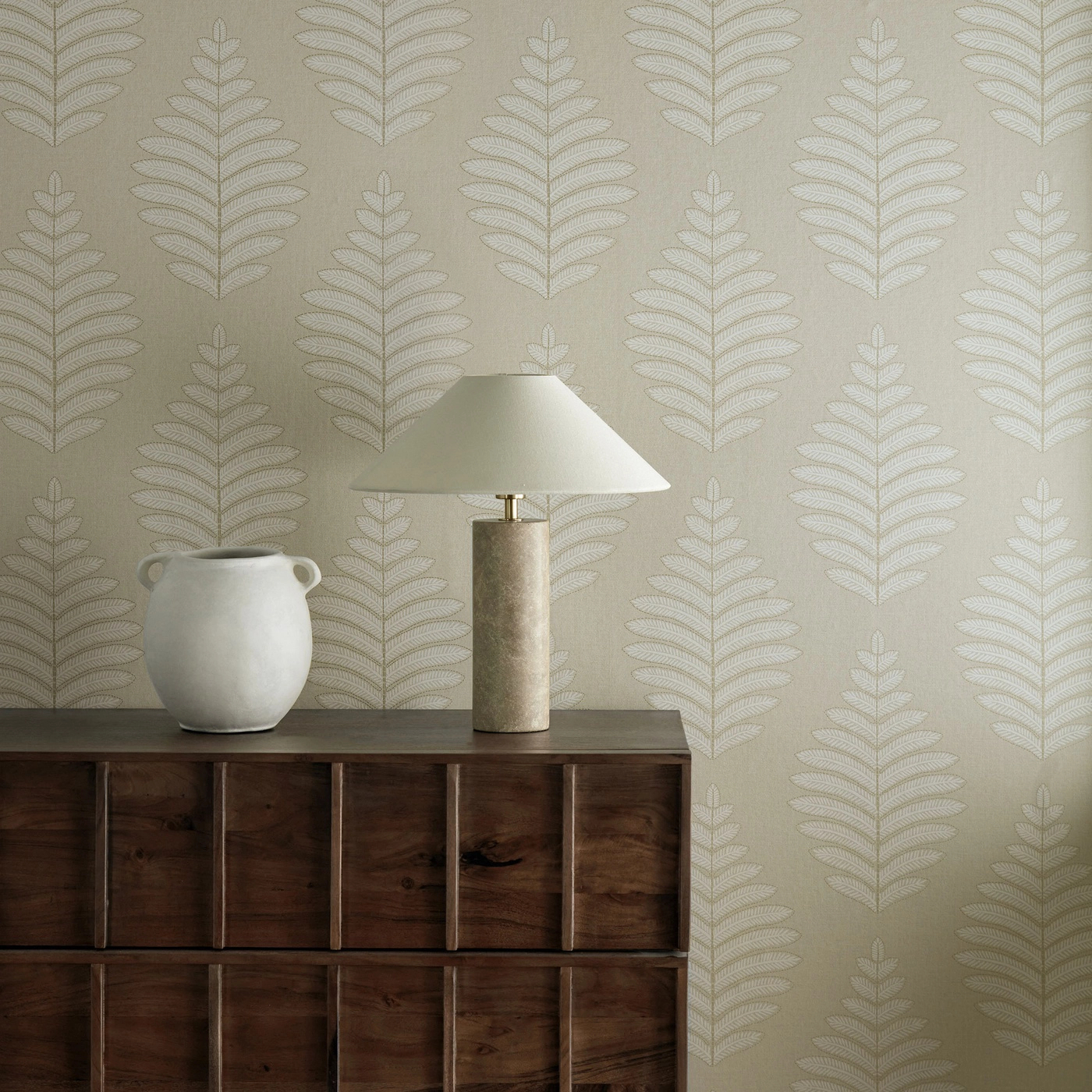 Angol dekor tapéta törtfehér színben páfránylevél mintával