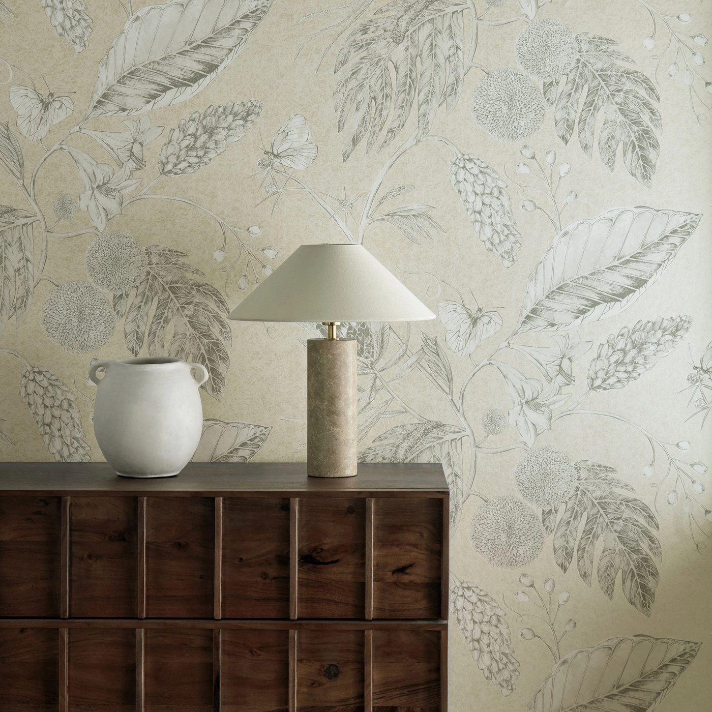 Angol design tapéta beige és szürke színben trópusi levelek virágokkal és pillangókkal