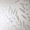 Angol design tapéta selyemfényű fehér színben leveles faág mintával