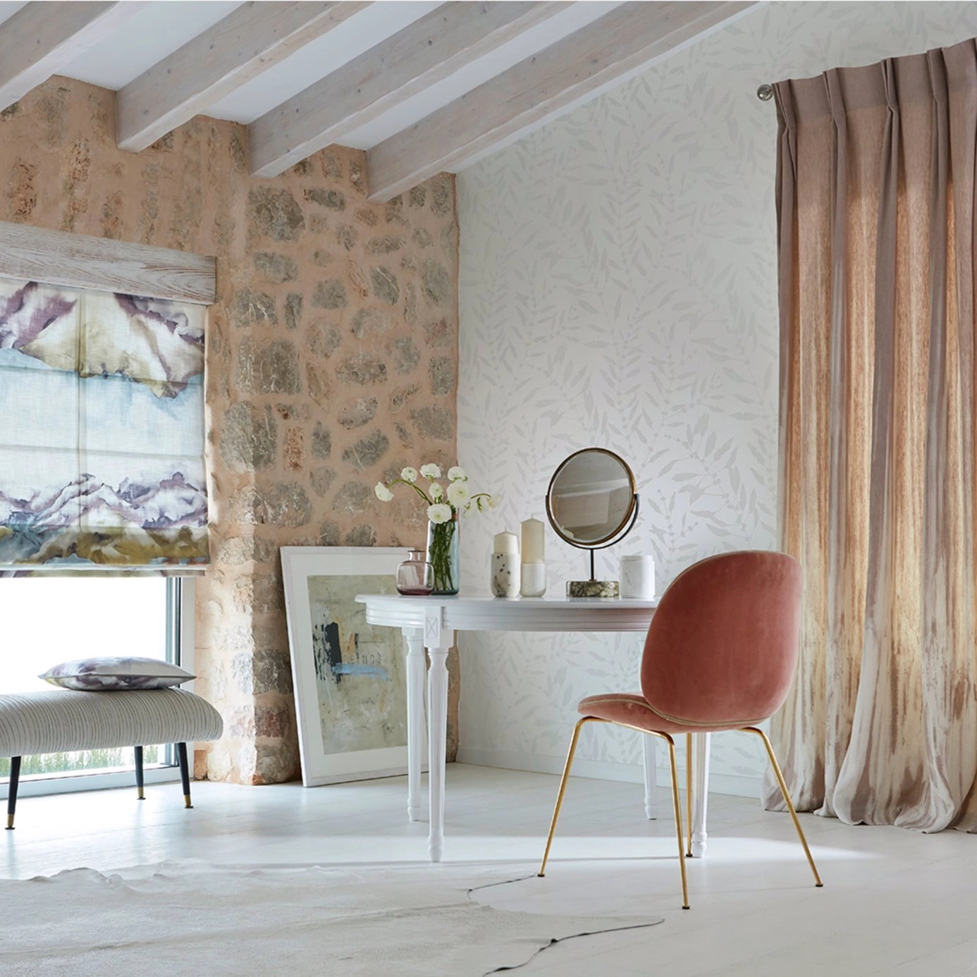 Angol design tapéta selyemfényű gyöngyház színben leveles faág mintával