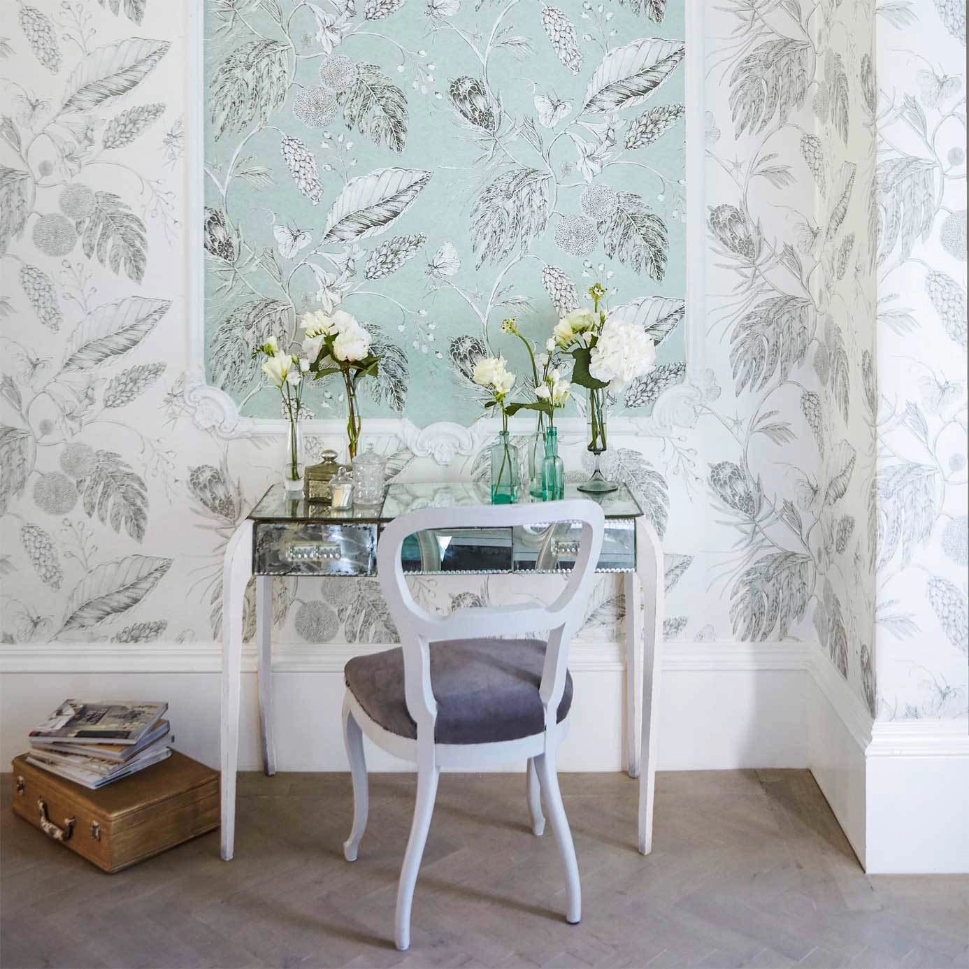 Angol design tapéta világostürkiz és szürke színben trópusi levelek virágokkal és pillangókkal