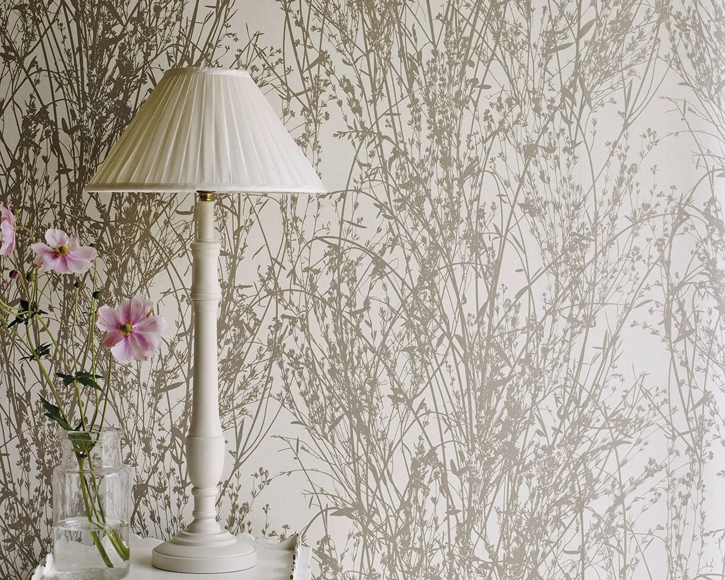 Angol Sanderson dekor tapéta levél és virág sziluett mintával barna színben