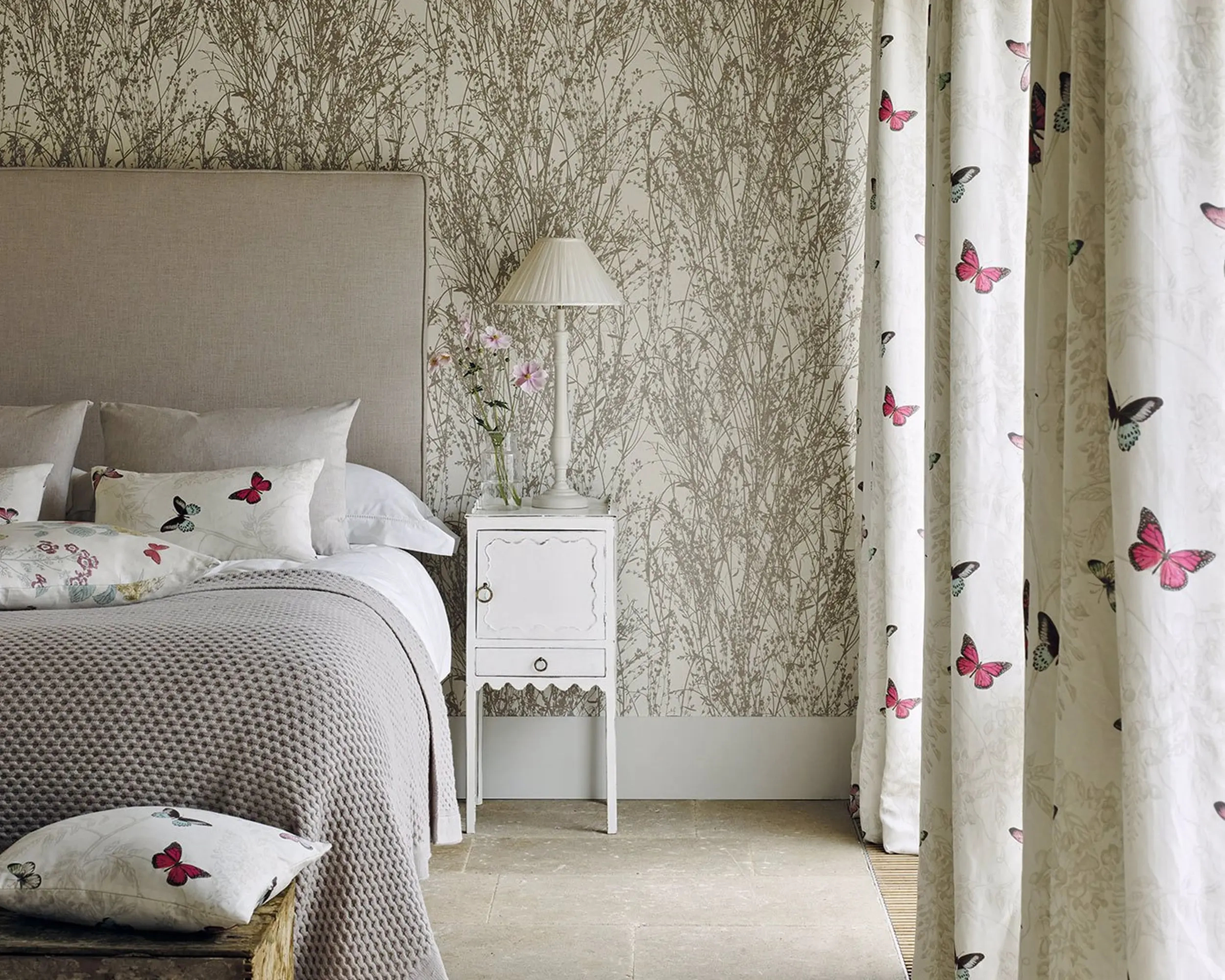 Angol Sanderson dekor tapéta levél és virág sziluett mintával beige színben