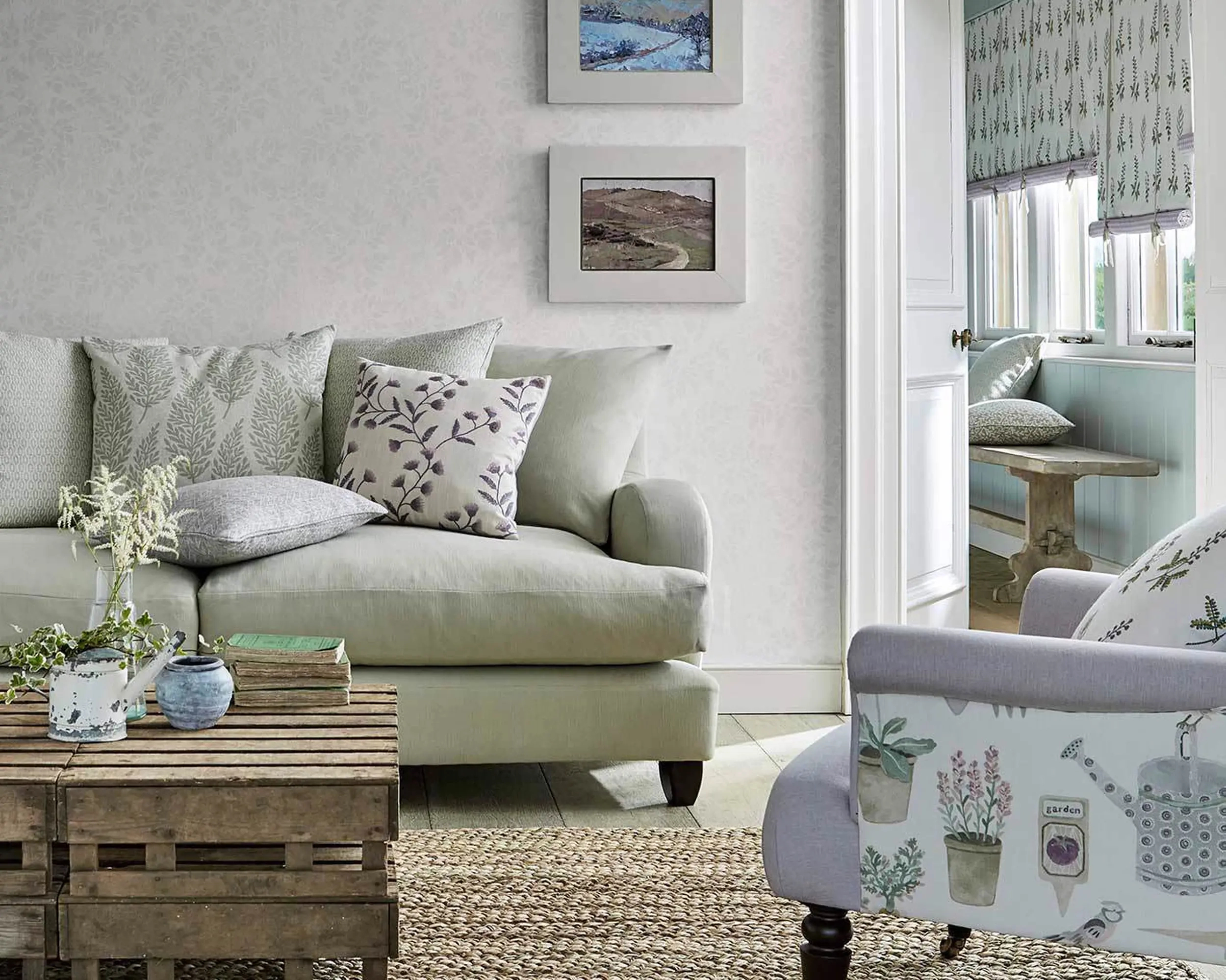 Angol Sanderson dekor tapéta virág és levél sziluett mintával homokkő színben