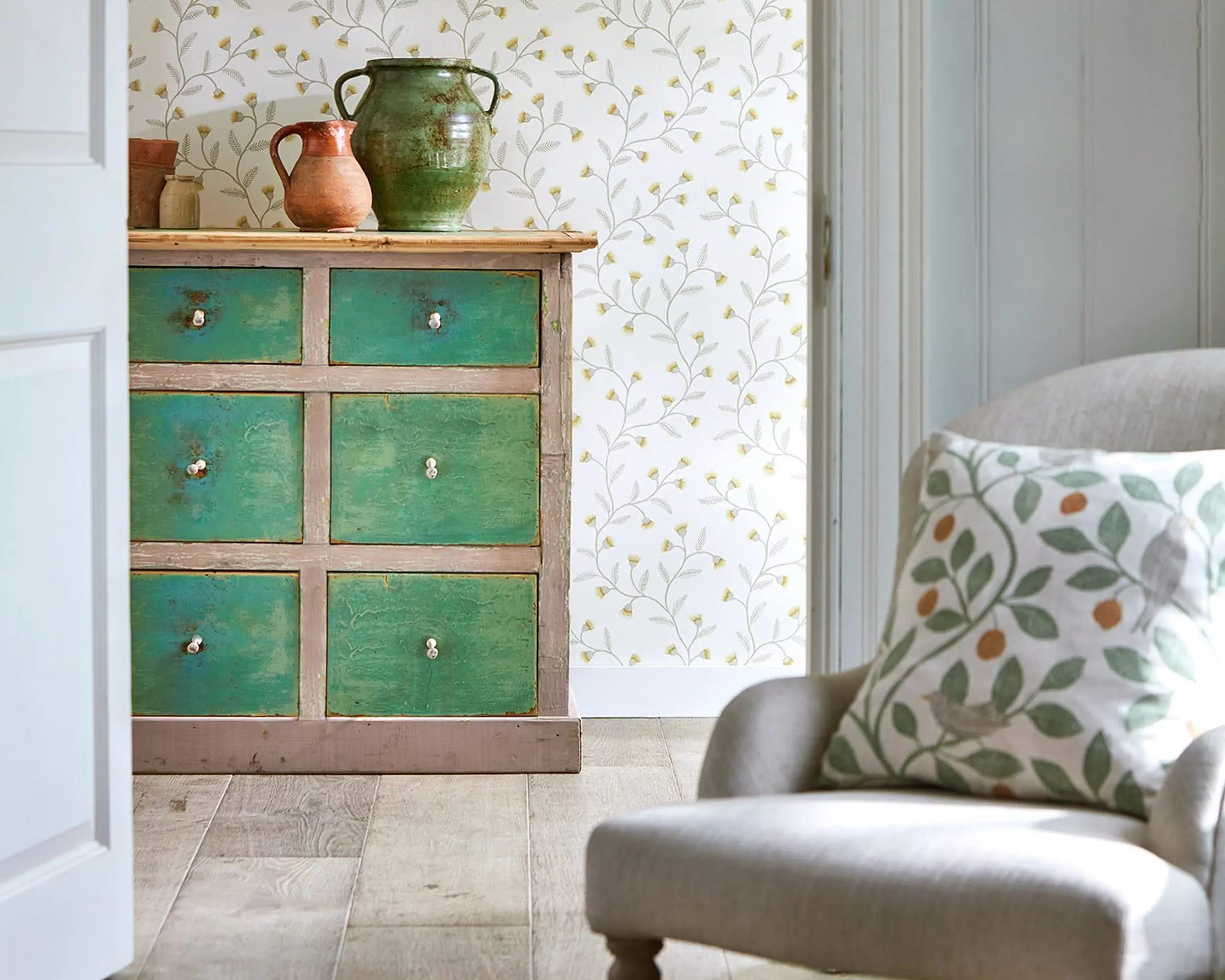 Angol Sanderson dekor tapéta virág mintával szürke és arany színben