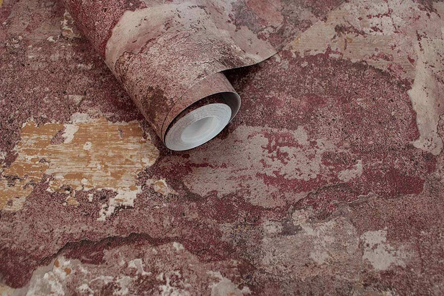Antik hatású koptatott beton mintájú bordó színű tapéta