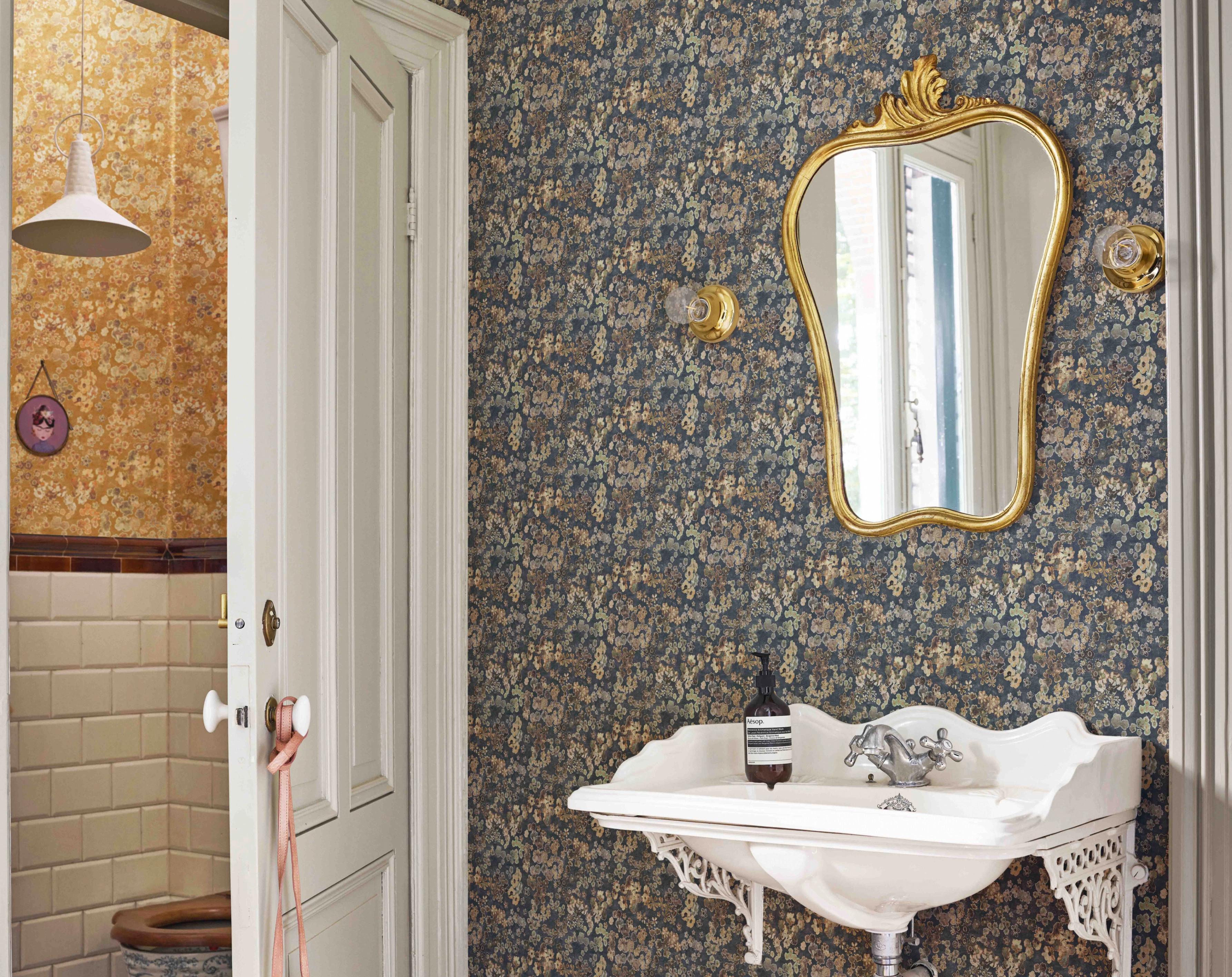 Apró rózsaszín virágmintás design tapéta zöldes alapon