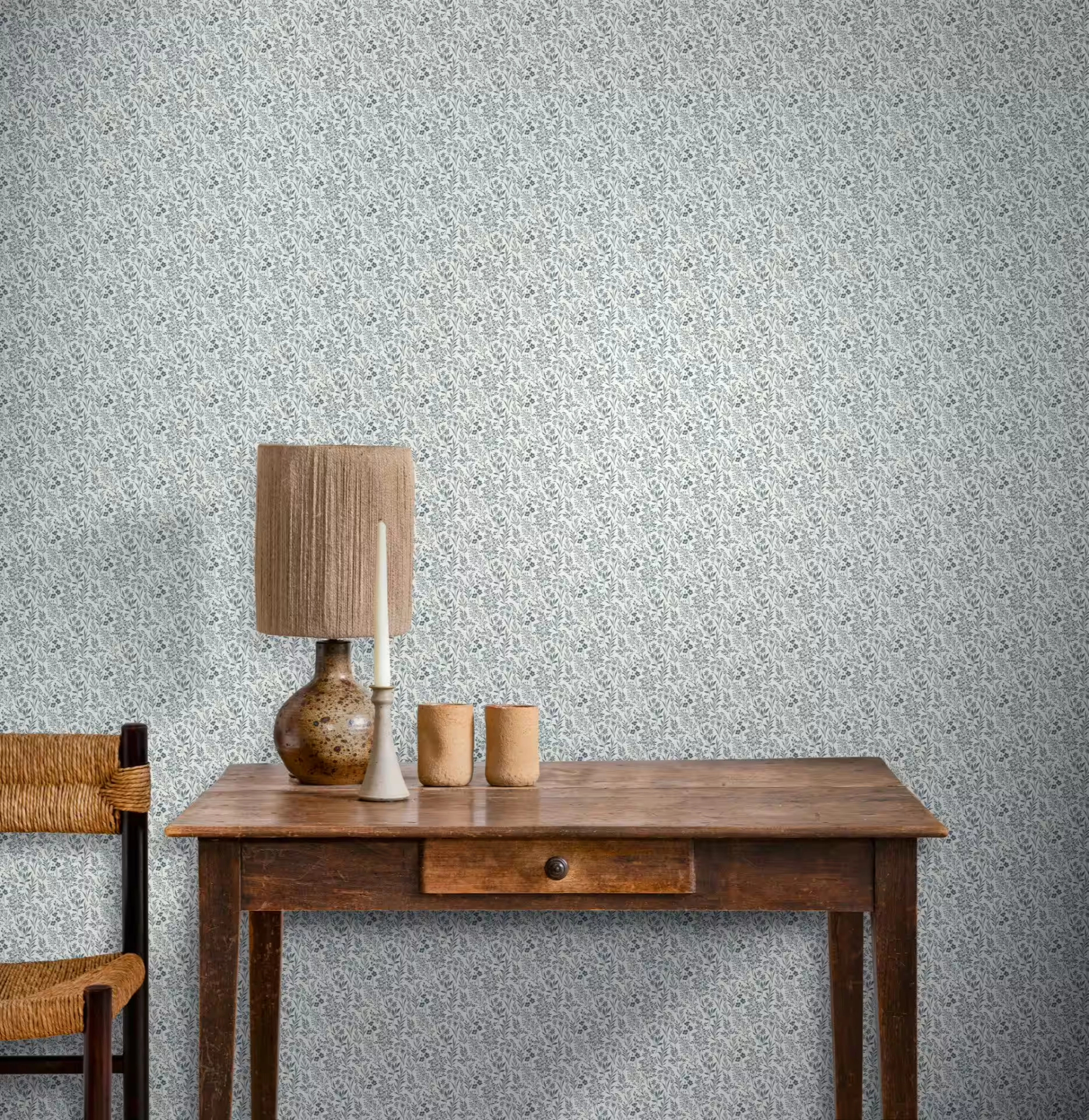 Apró virág mintás dekor tapéta kék színben