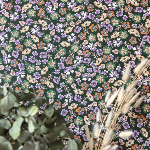 Apró virágos mintás vlies design tapéta sötétzöld alapon színes virágokkal