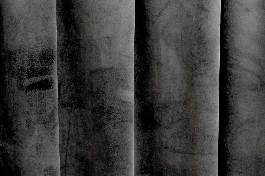 Bársonyos érintésű fekete sötétítő függöny textil anyag