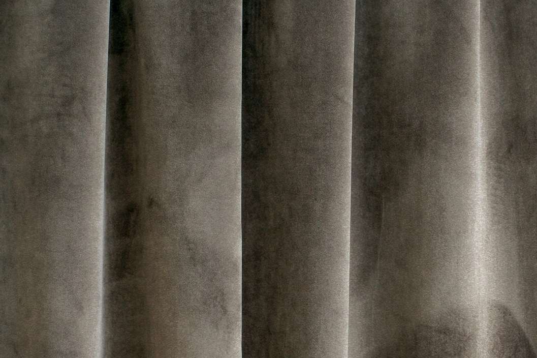 Bársonyos érintésű taupe színű sötétítő függöny textil anyag
