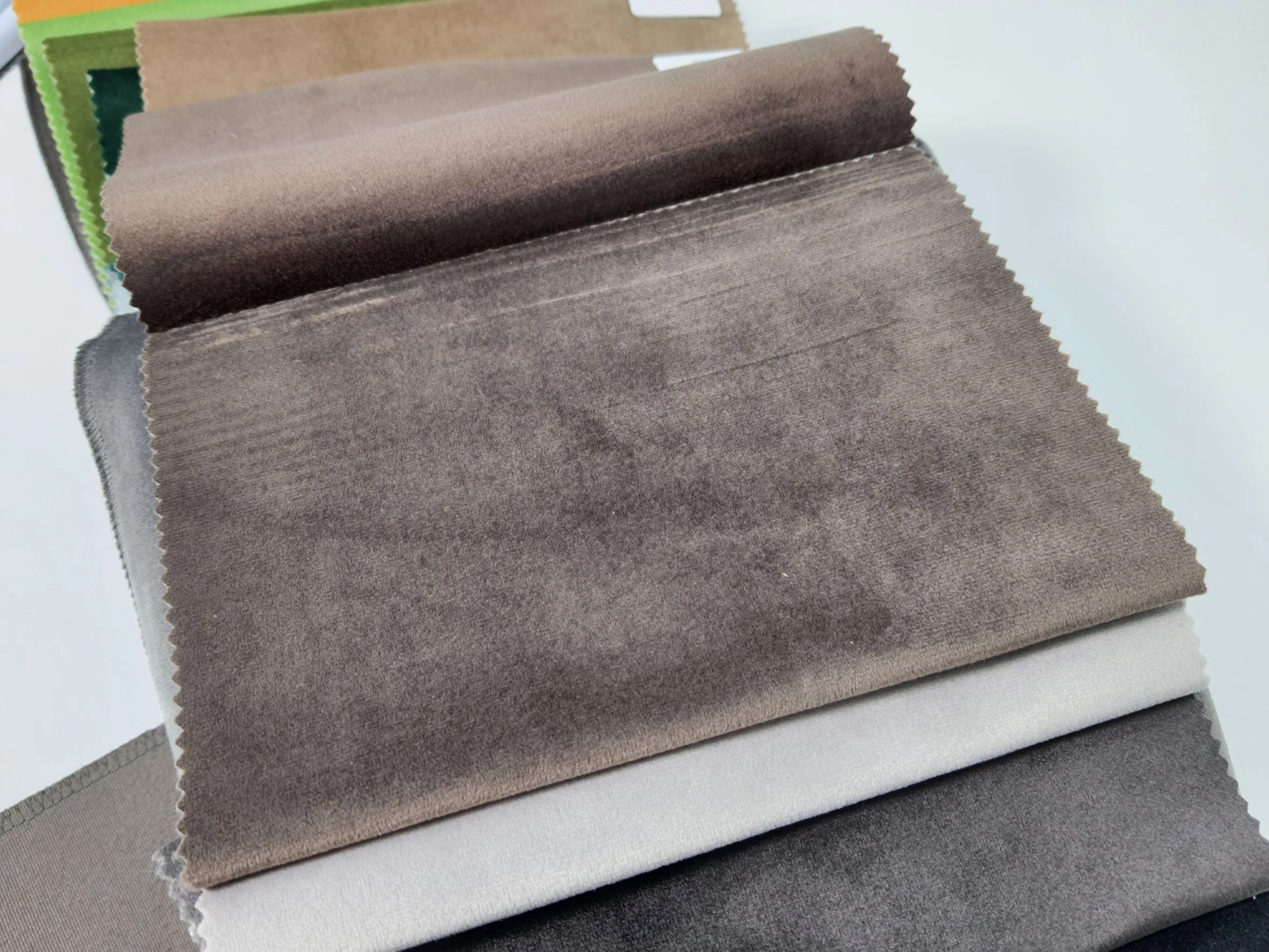 Szürkésbarna sötétítő függöny anyag bársonyos tapintású