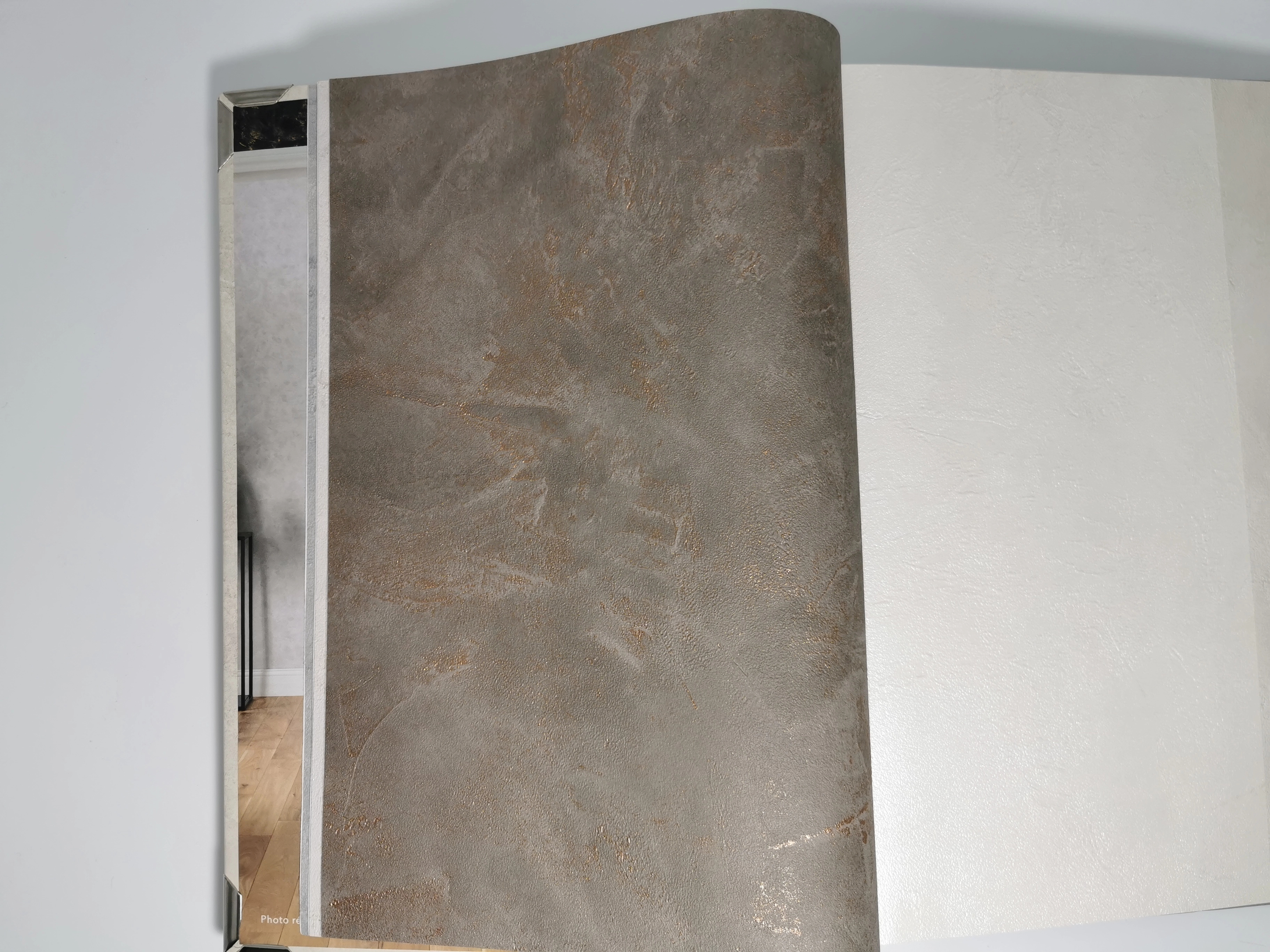 Betonhatású mosható tapéta barna bronz metál hatással