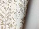 Bézs mezei virágmintás design tapéta textil struktúrájú alapon