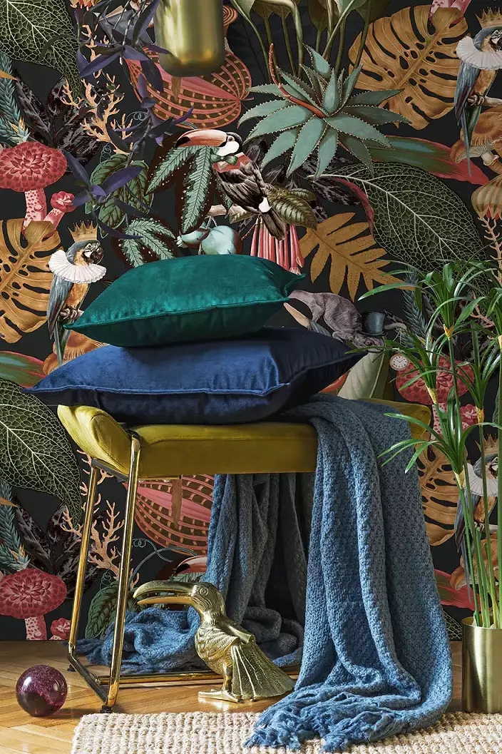 Bohém trópusi mintás design tapéta fekete alapon, papagájjal és pálmalevelekkel egy elegáns nappaliban 