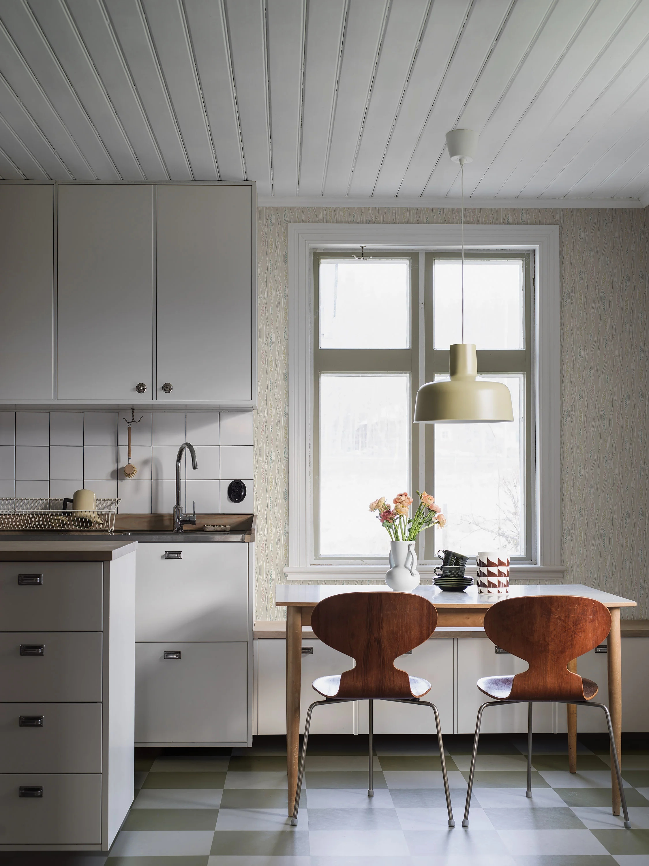 Boras tapéta függőleges hullám mintával beige színben