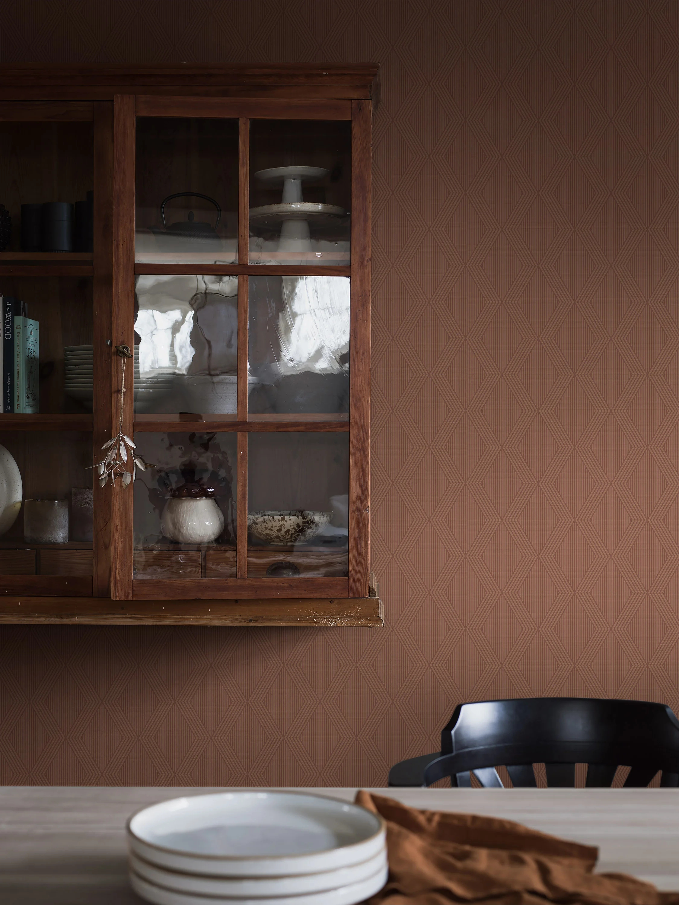 Boras tapéta geometrikus art deco mintával terrakotta barna és réz színben