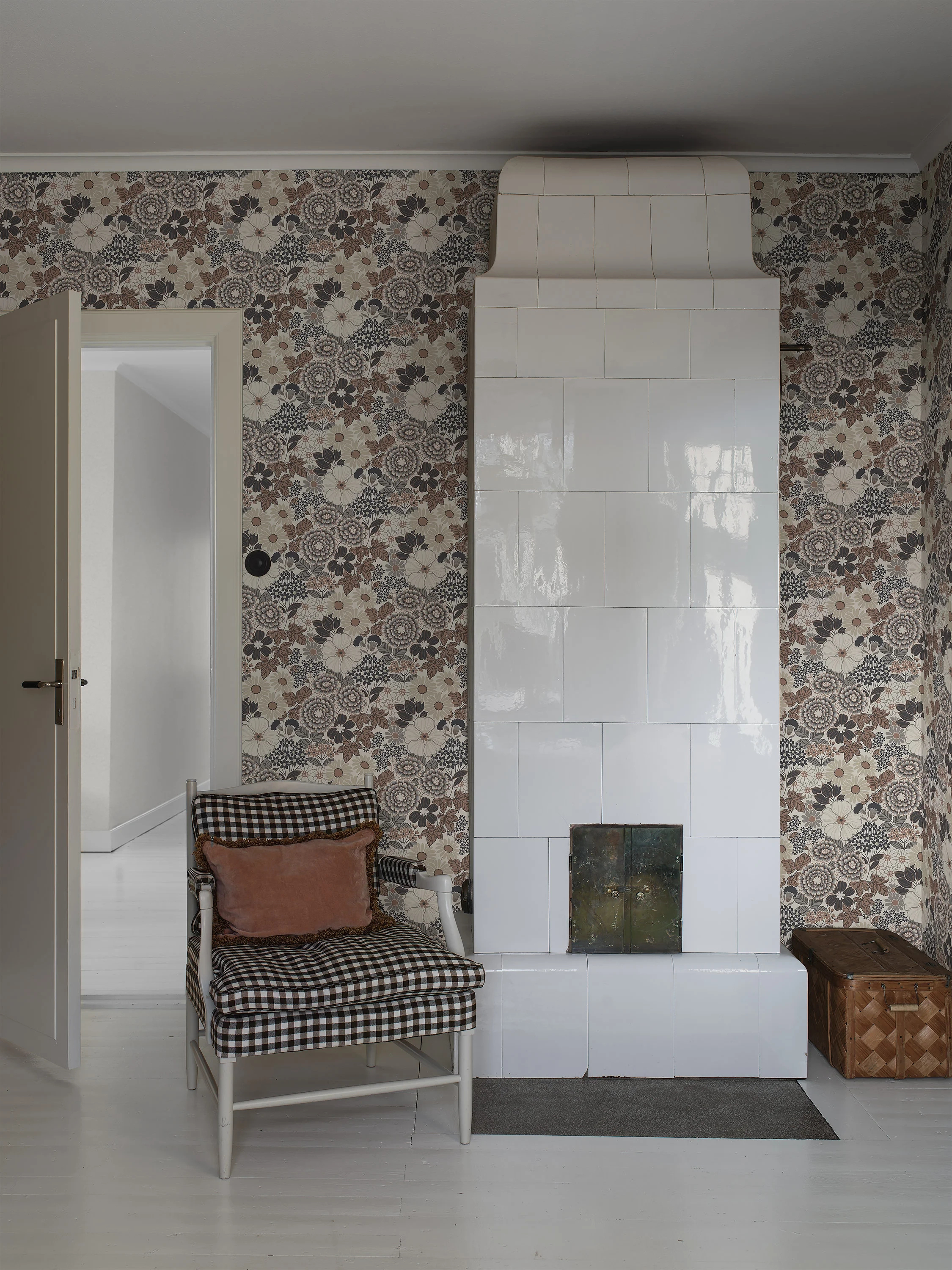 Boras tapéta nagy virágoskert mintával dohánybarna színben