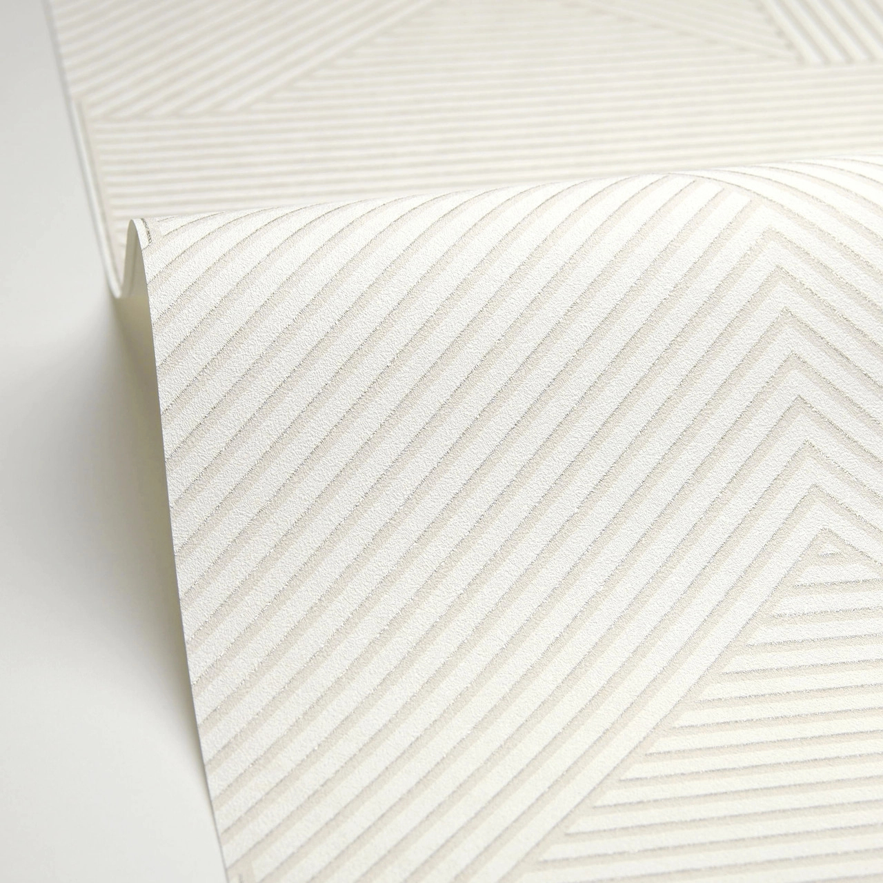 Csíkos geometria mintás modern stílusú dekor tapéta fehér beige színben