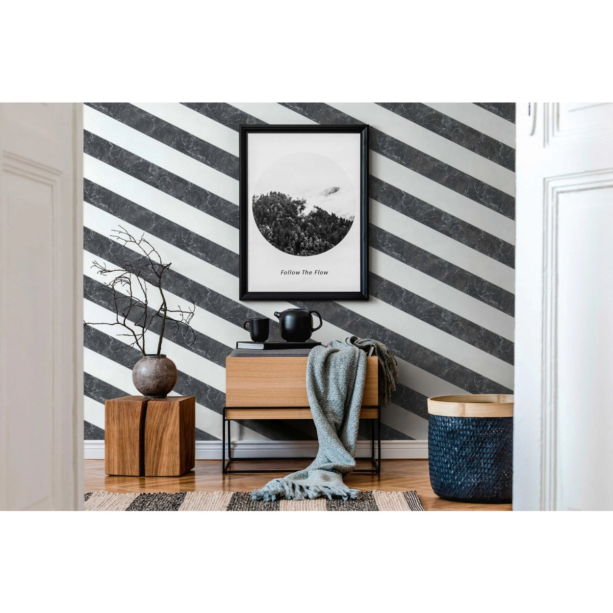 Csíkos márvány mintás design tapéta fekete fehér színben