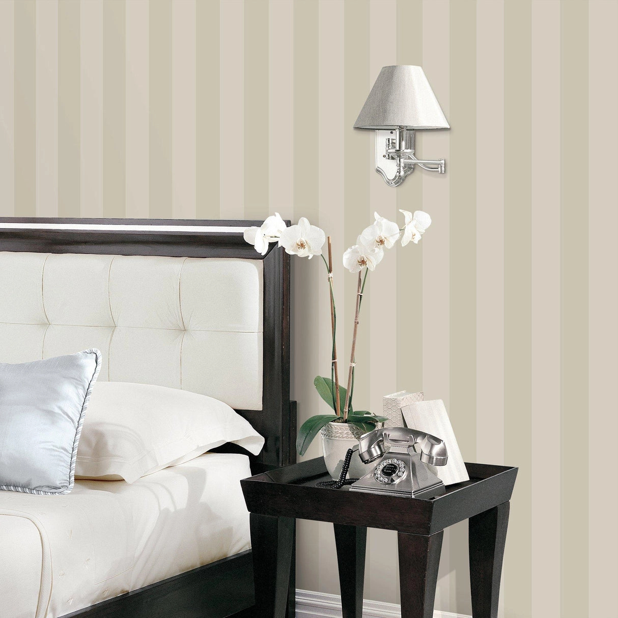 Csíkos mintás design tapéta gyöngyház fényes krém beige színben