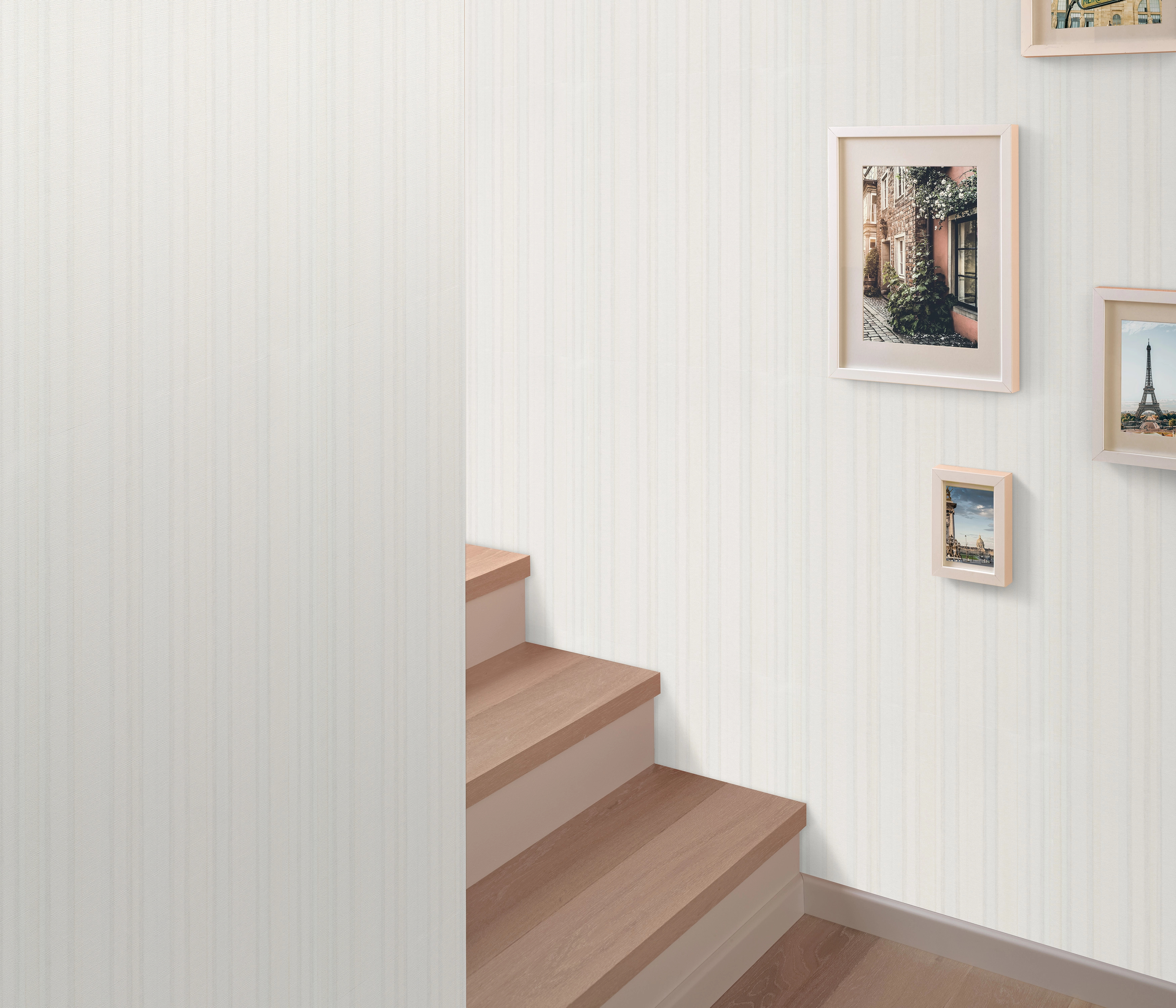 Csíkos mintás fehér és enyhén szürke színű design tapéta