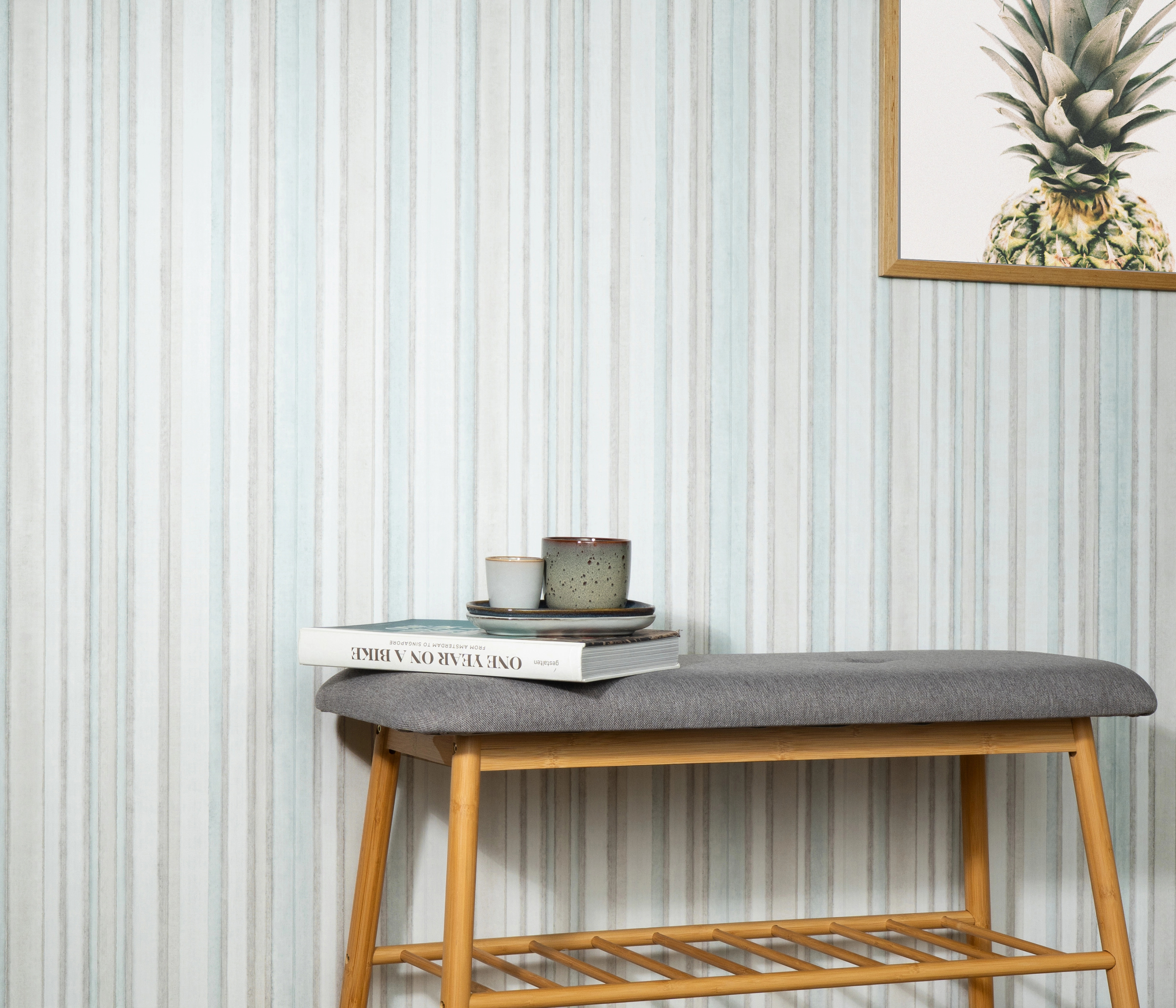 Csíkos mintás halvány kék színvilágú design tapéta