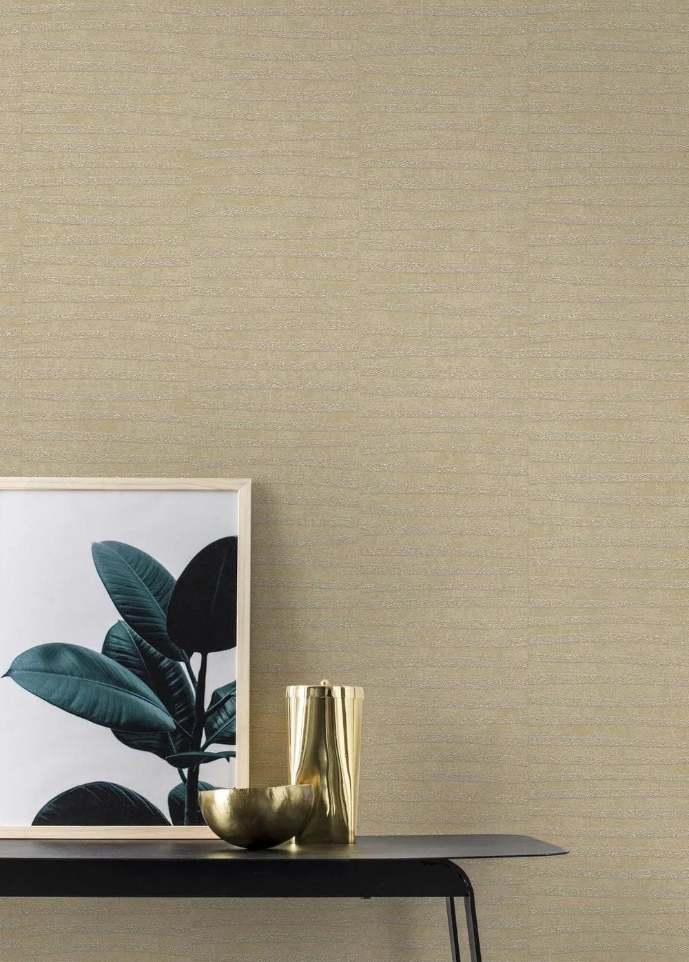 Csíkos mintás modern vlies tapéta bézs színben csillámos mintával