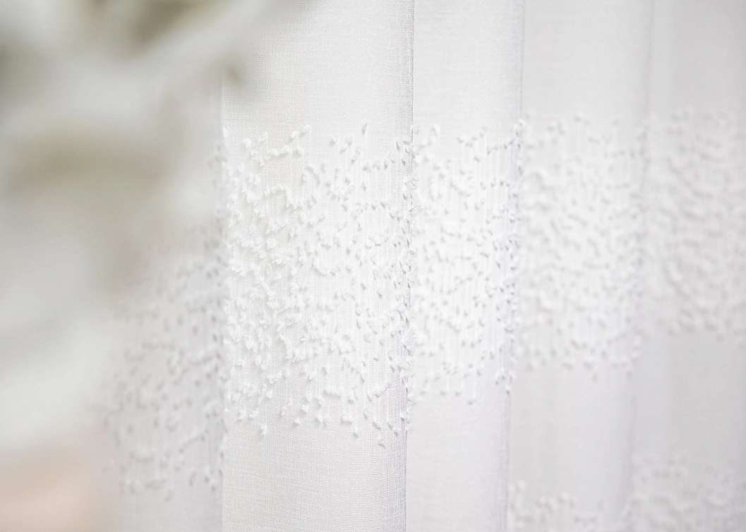 Csíkos tört fehér apró bojtos fényátereszteresző design függöny textil