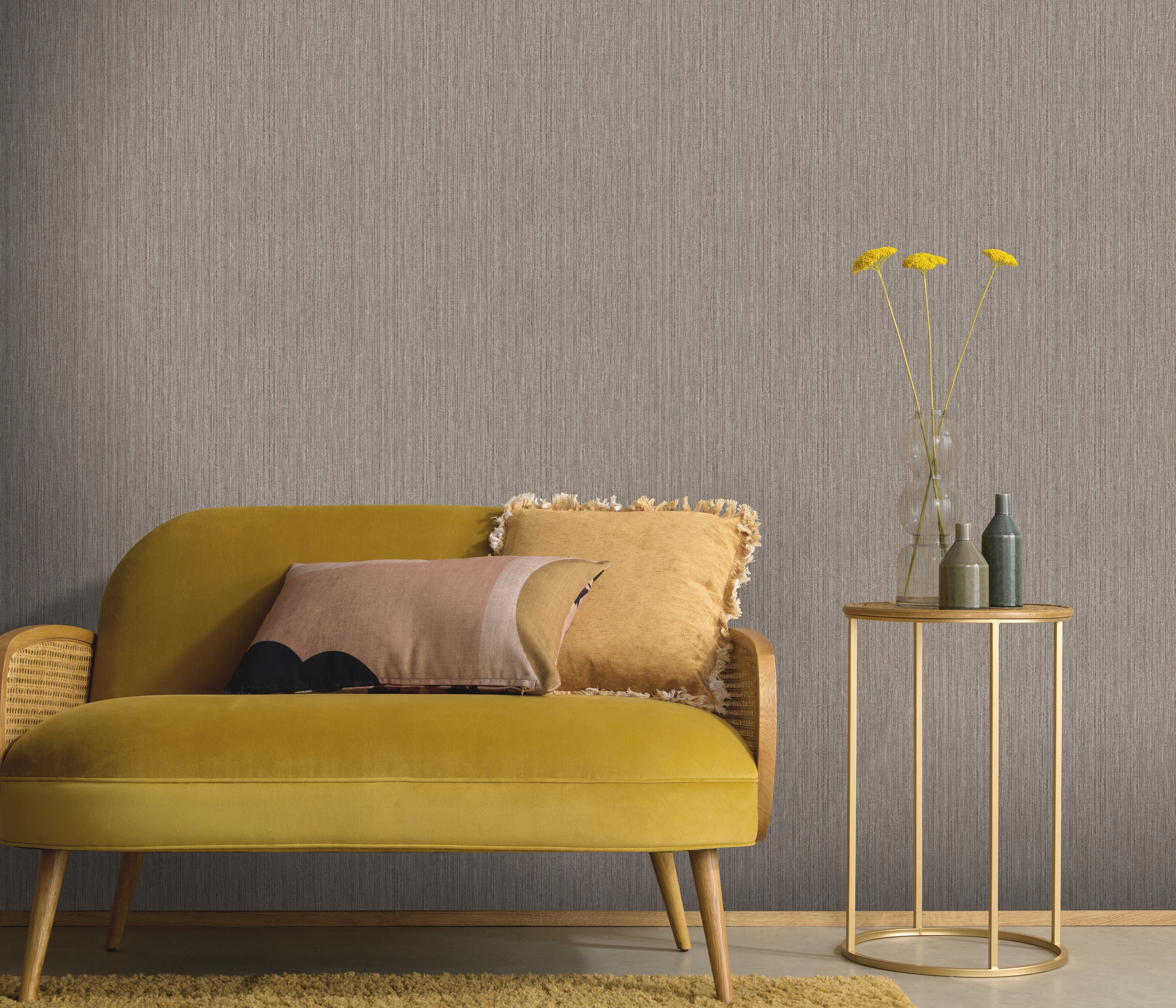 Csillámos szálcsíkos mintás textilhatású sötét szürkésbarna színű design tapéta