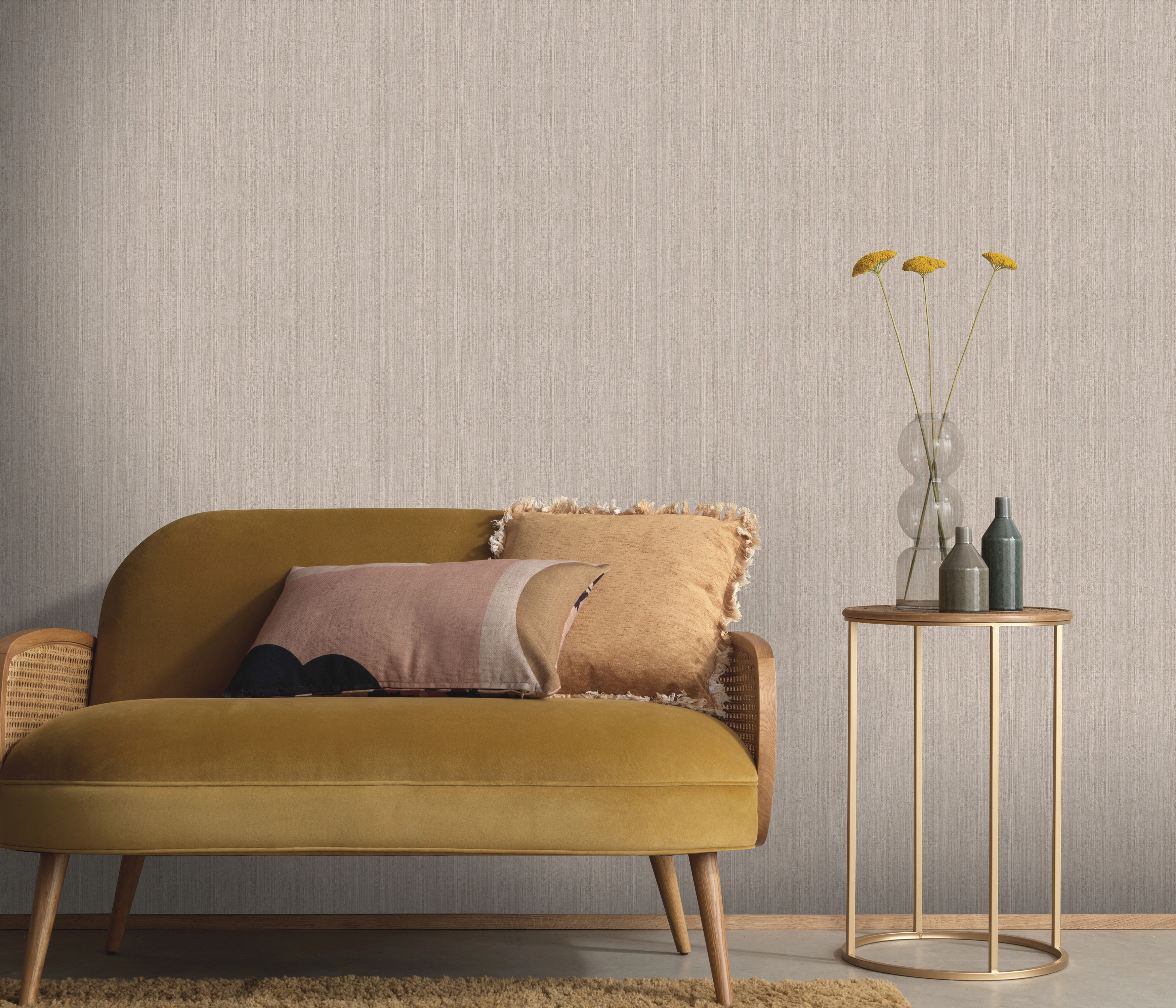 Csillámos szálcsíkos mintás textilhatású sötétbeige színű design tapéta