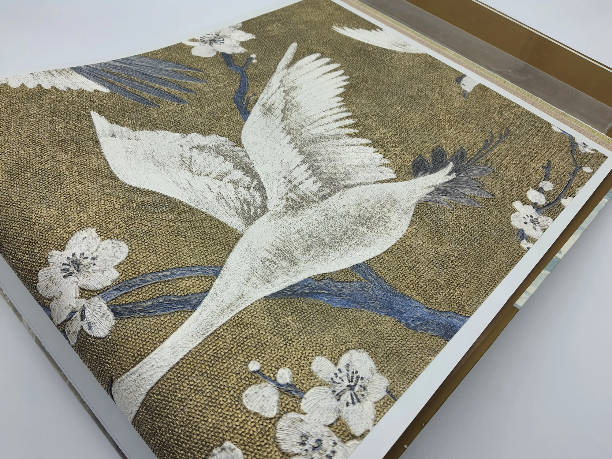 Darumadár és virágmintás design tapéta óarany textilhatású alapon