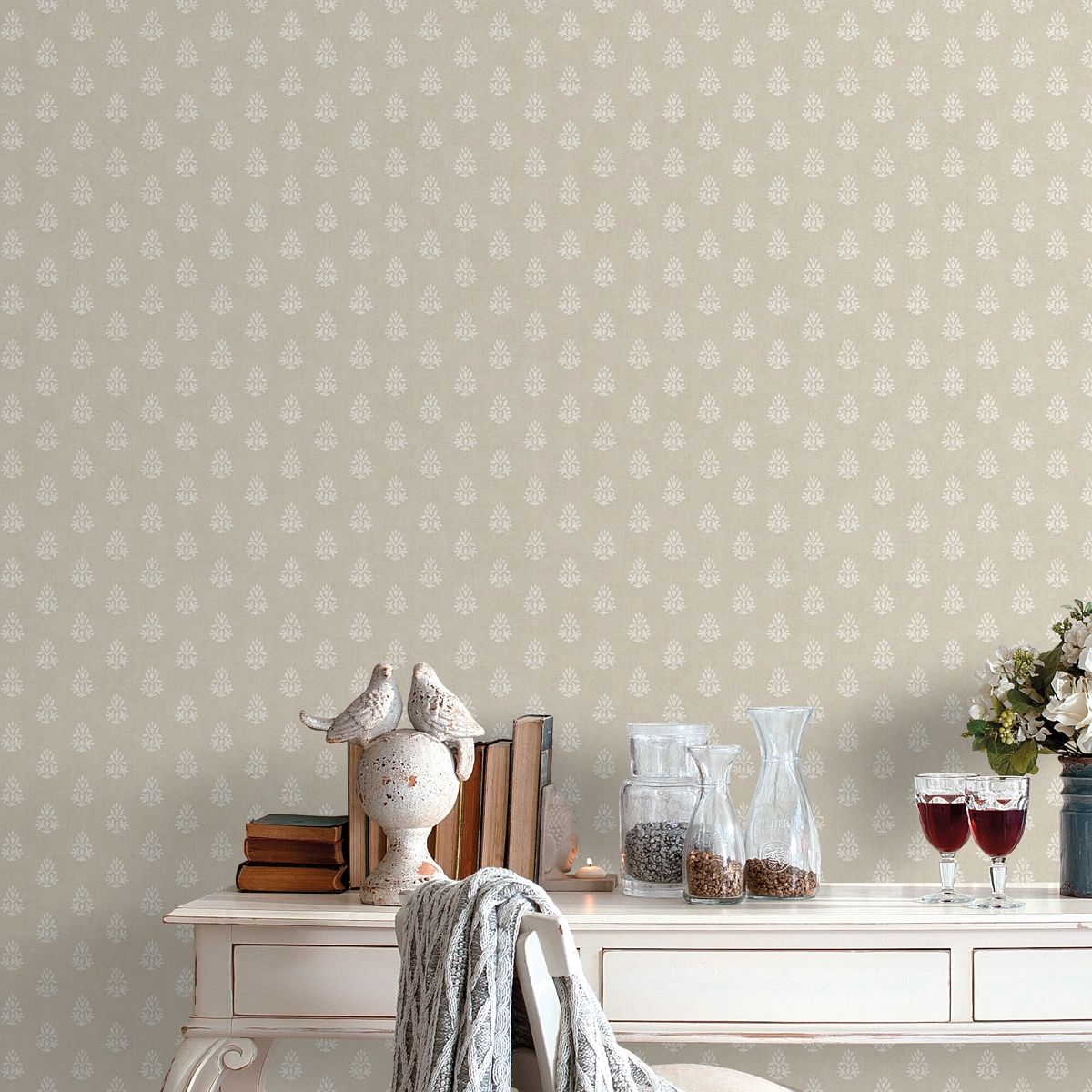 Dekor tapéta apró virág sziluett mintával beige színben