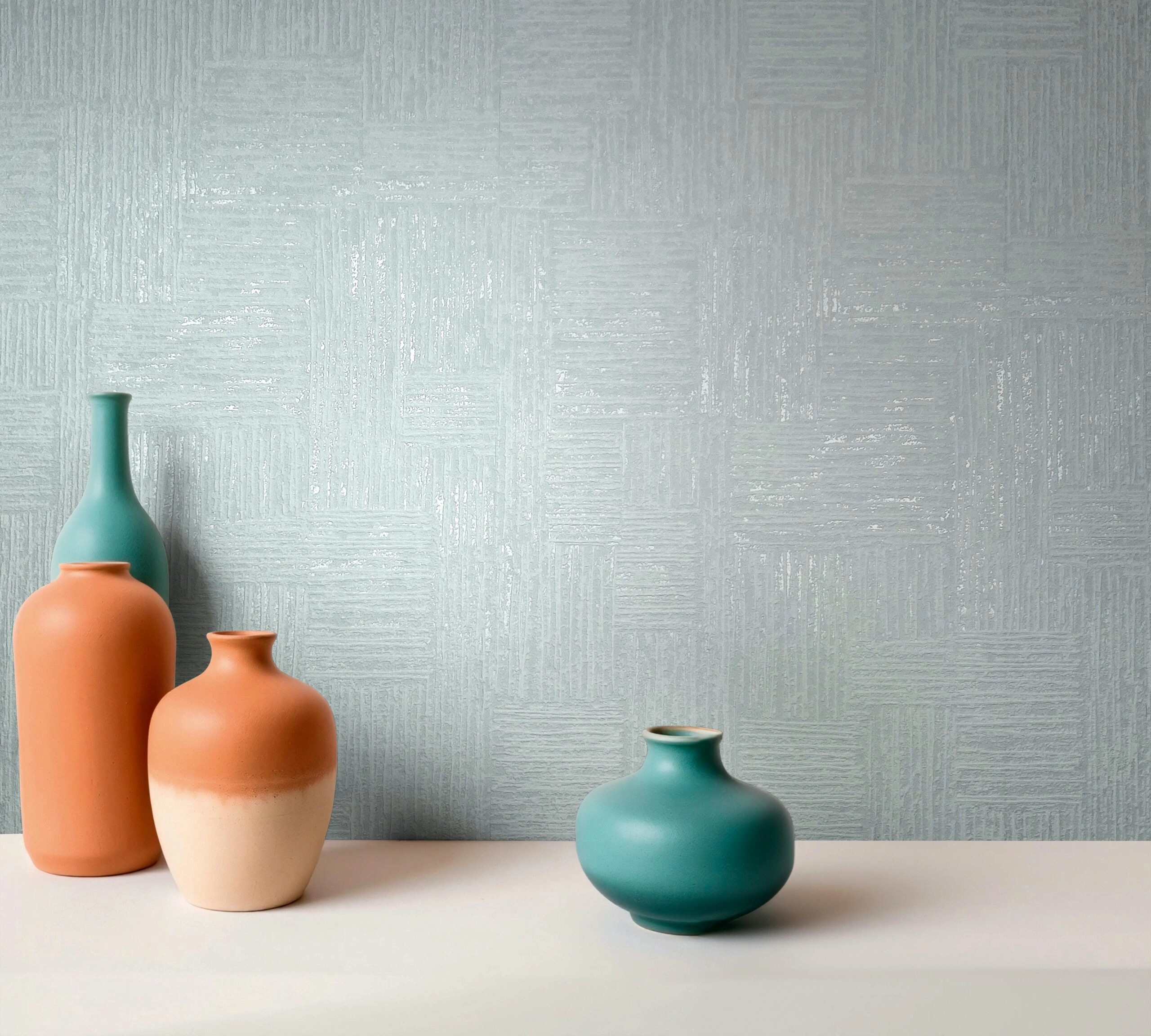 Dekor tapéta csíkos geometriai mintával fényes kék színben