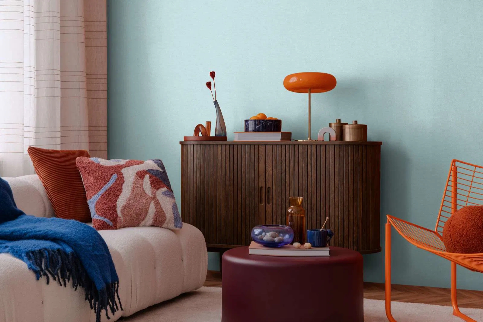 Dekor tapéta egyszínű világoskék és arany mintával