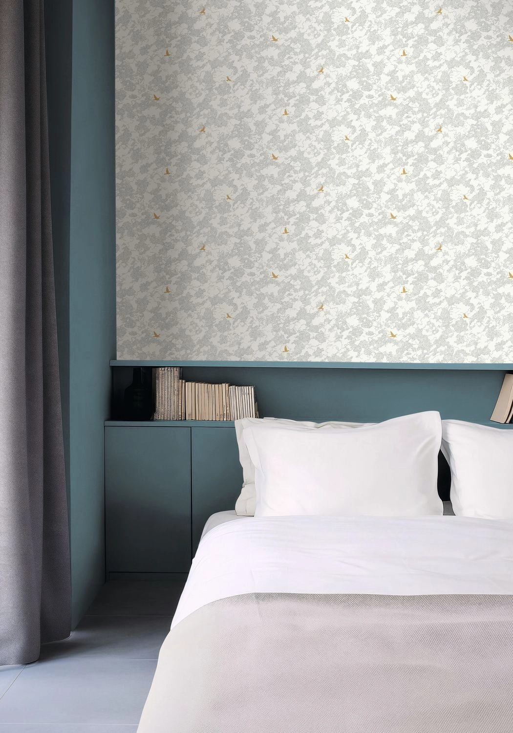 Dekor tapéta felhők és maradak mintával fényes arany és szürke színben