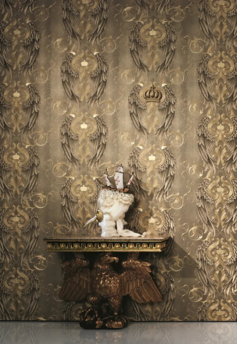 Dekor tapéta fémes arany angyalszárny és korona mintás tapéta