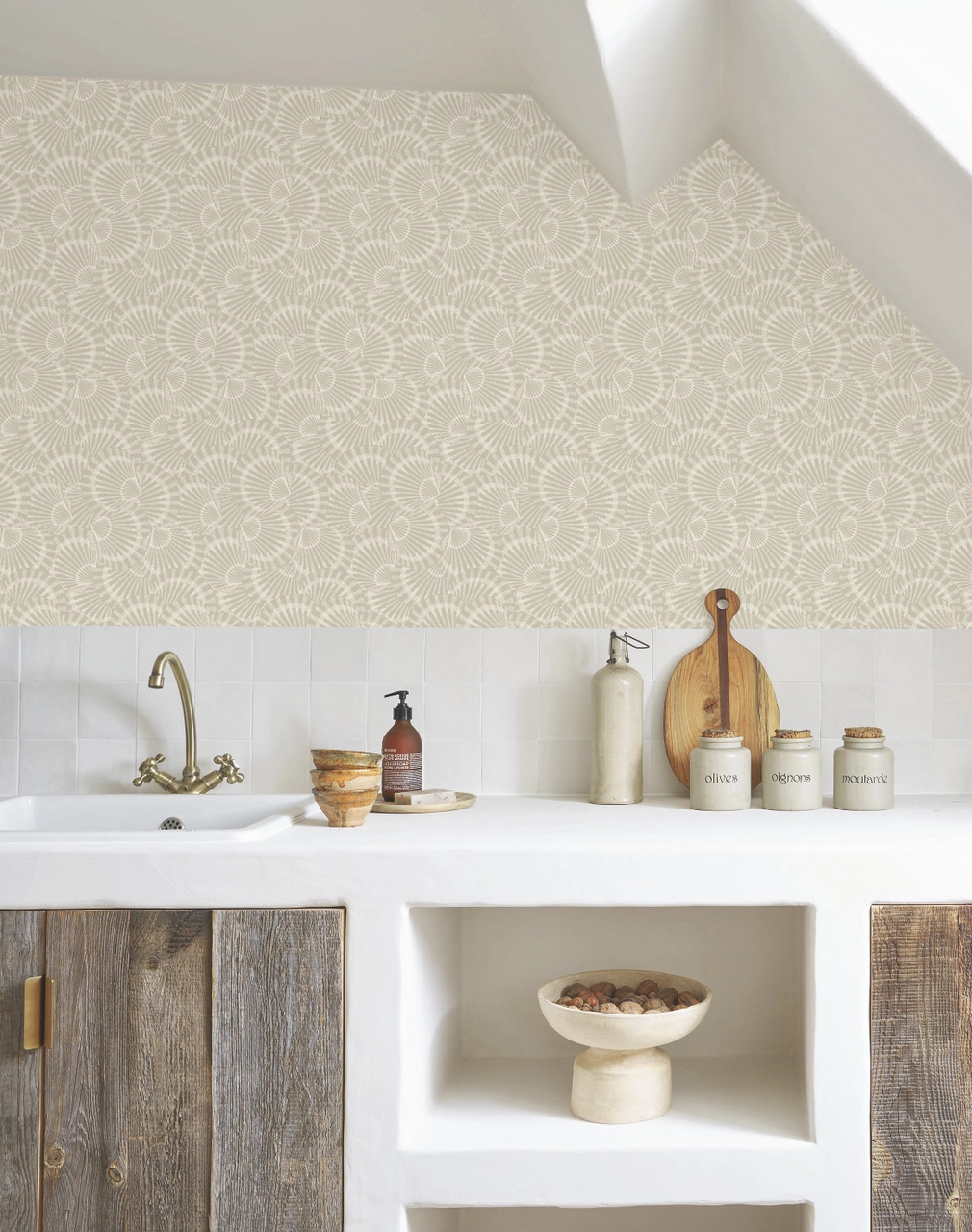 Dekor tapéta fésűkagyló mintával szürkésbeige színben