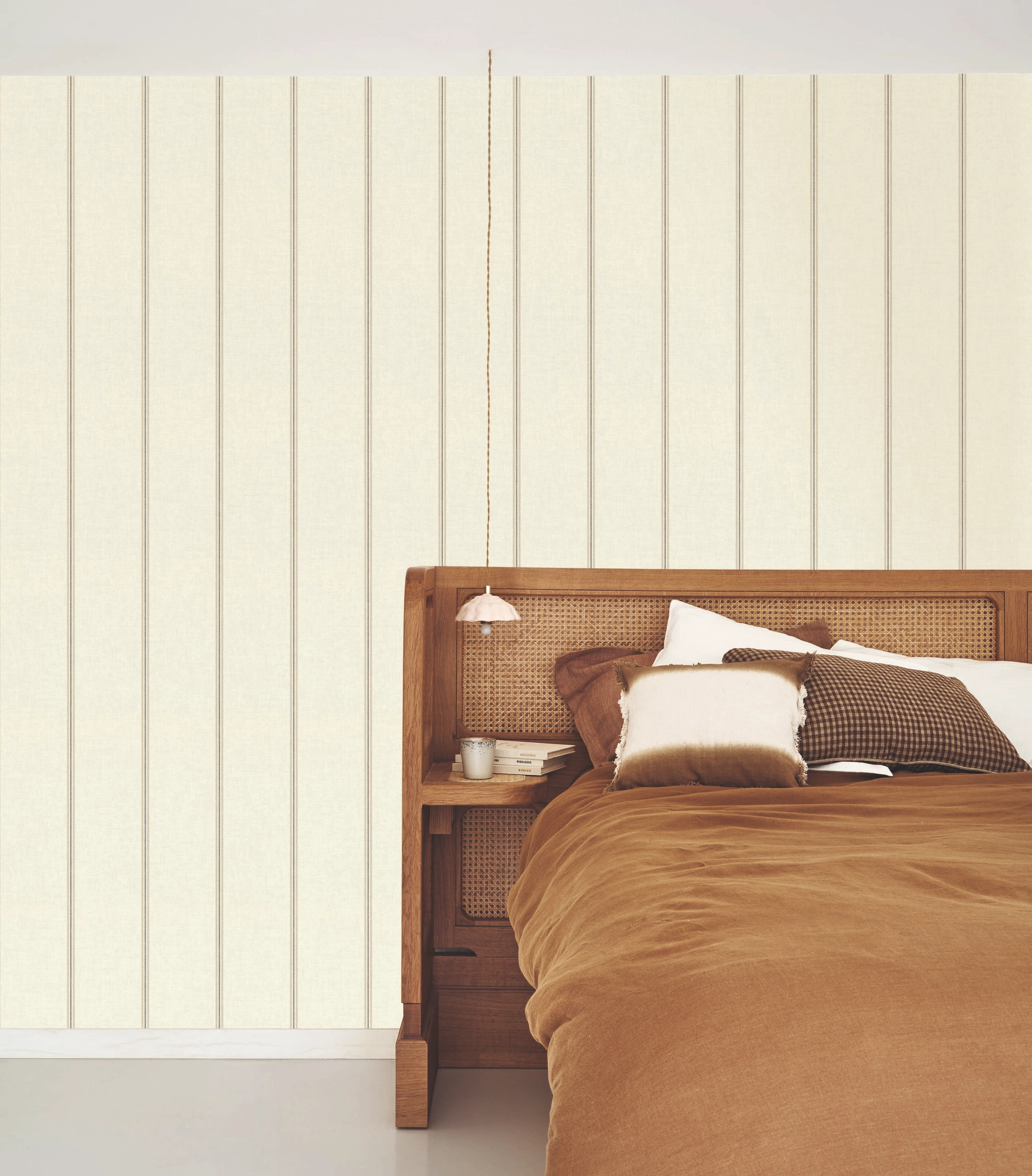 Dekor tapéta függőleges csíkos mintával len és barnásbordó színben