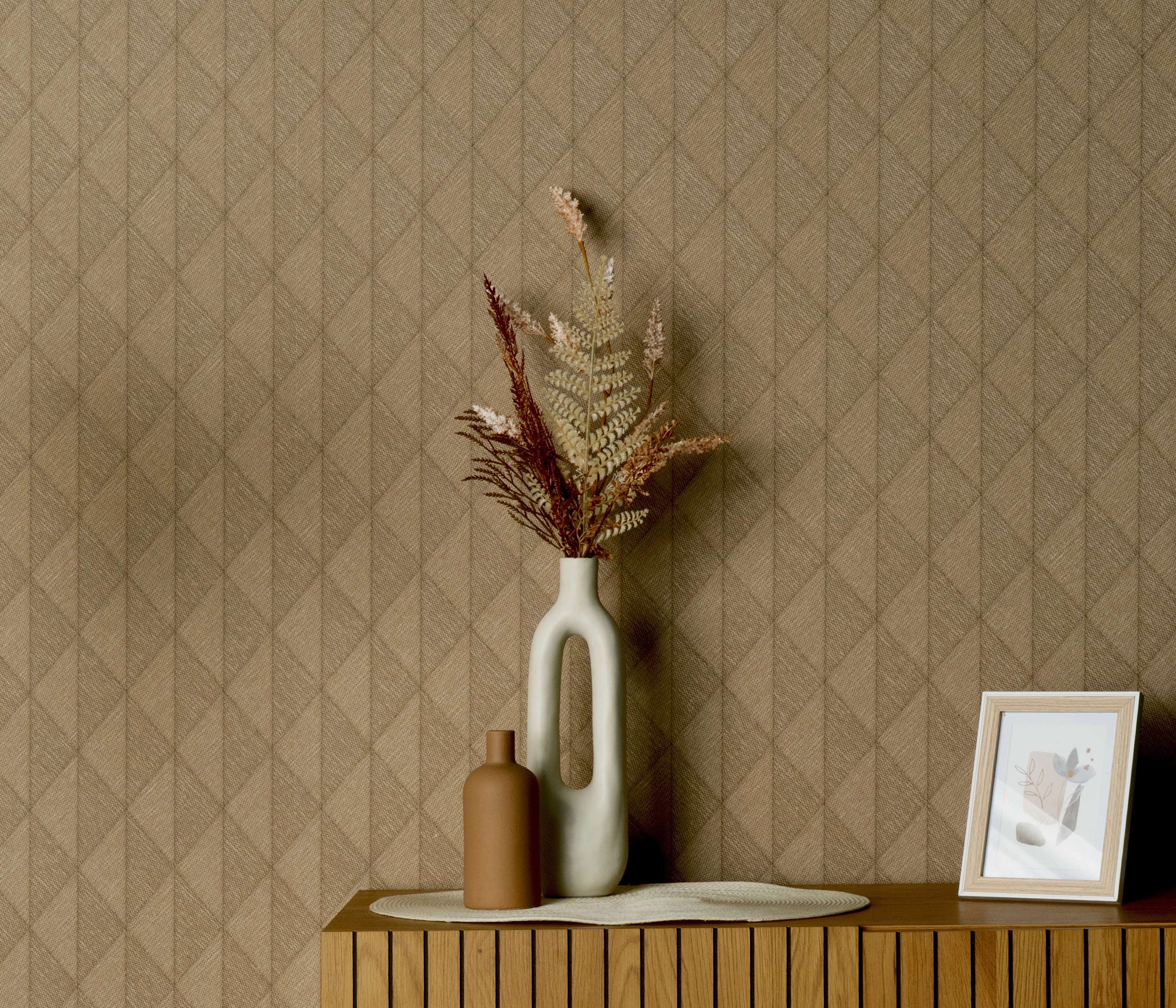 Dekor tapéta geometriai mintával barnás színben