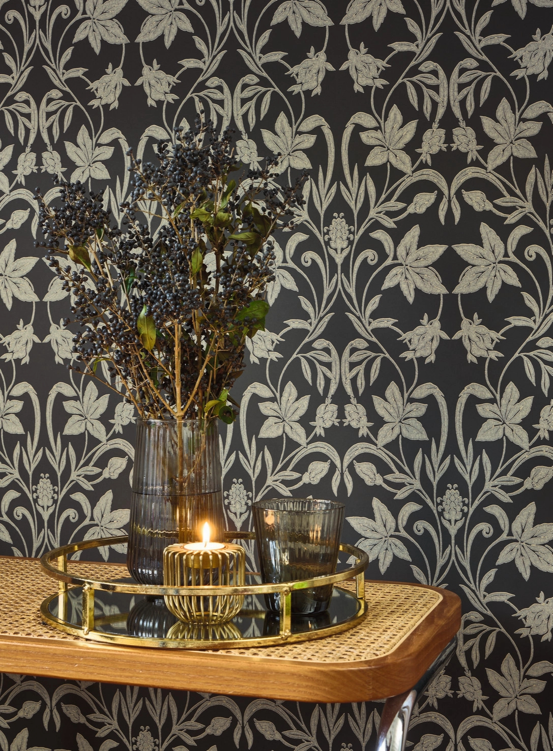 Dekor tapéta kankalin sziluett mintával fekete és melegszürke színben