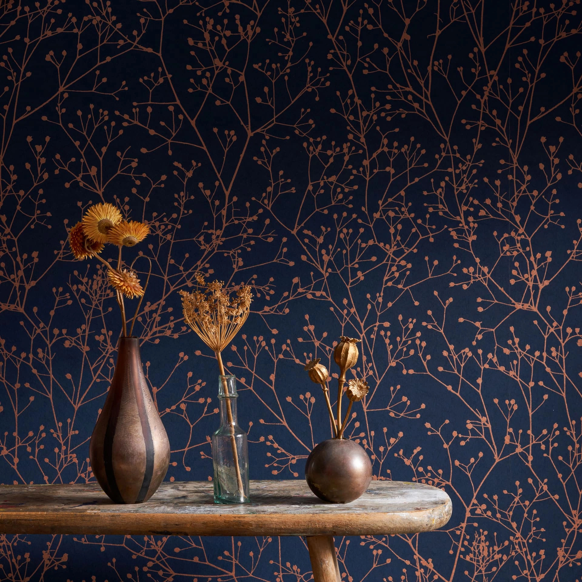 Dekor tapéta kék alapon bronz virág mintával