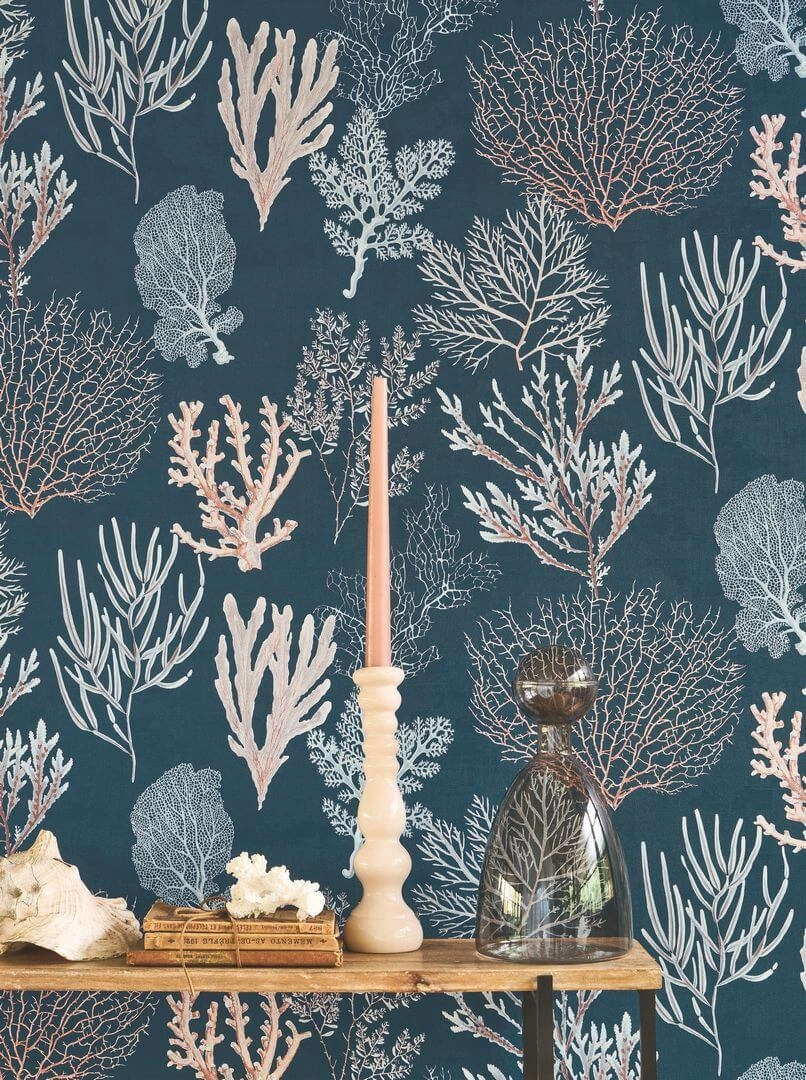 Dekor tapéta korall mintával sötét türkizkék és korall színben