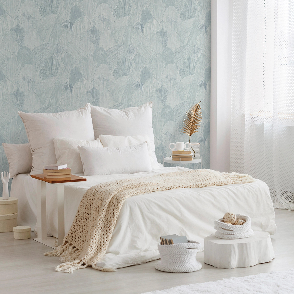 Dekor tapéta krétával rajzolt levél mintával kék színben