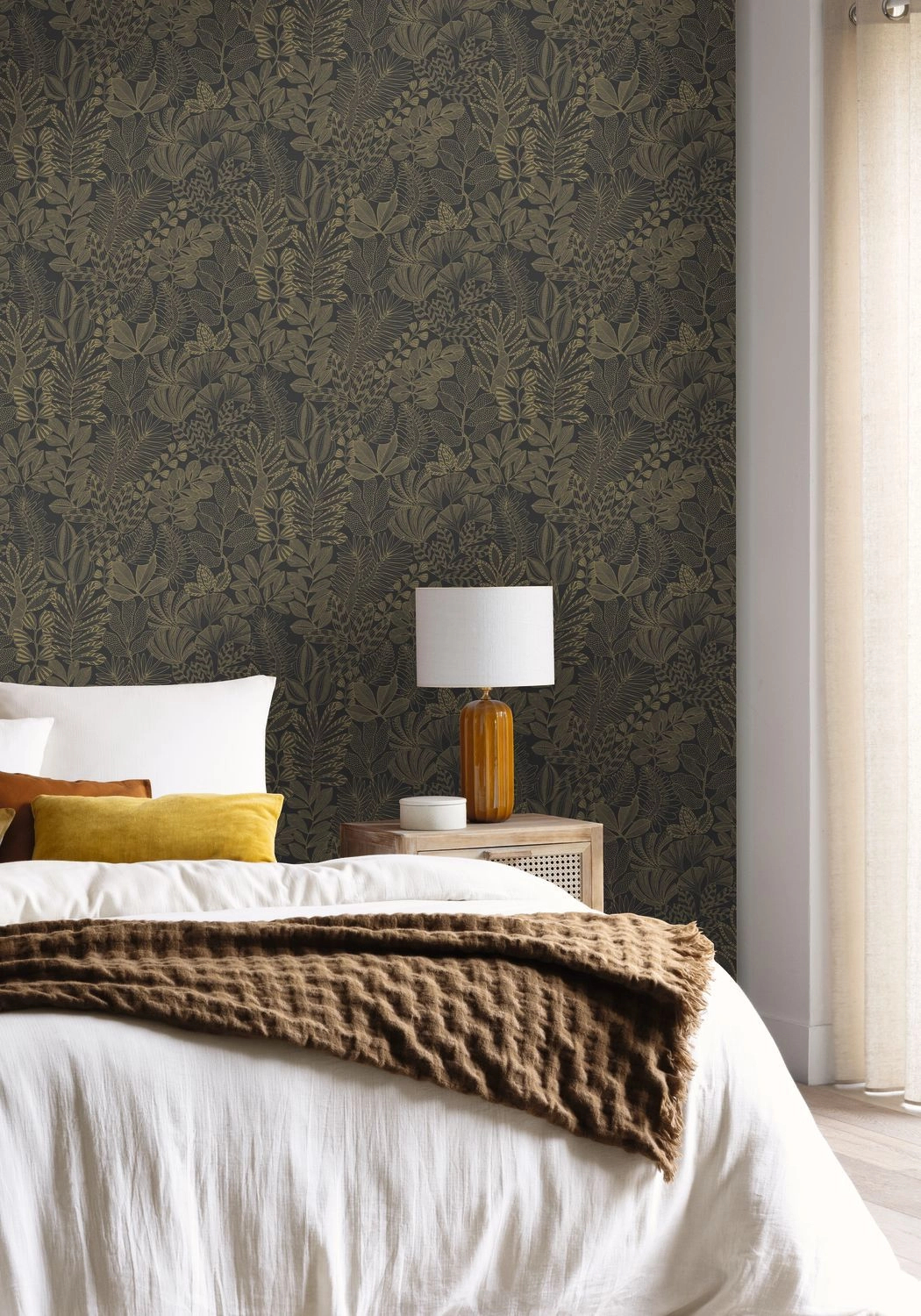 Dekor tapéta levél mintával fémes arany-fekete színben