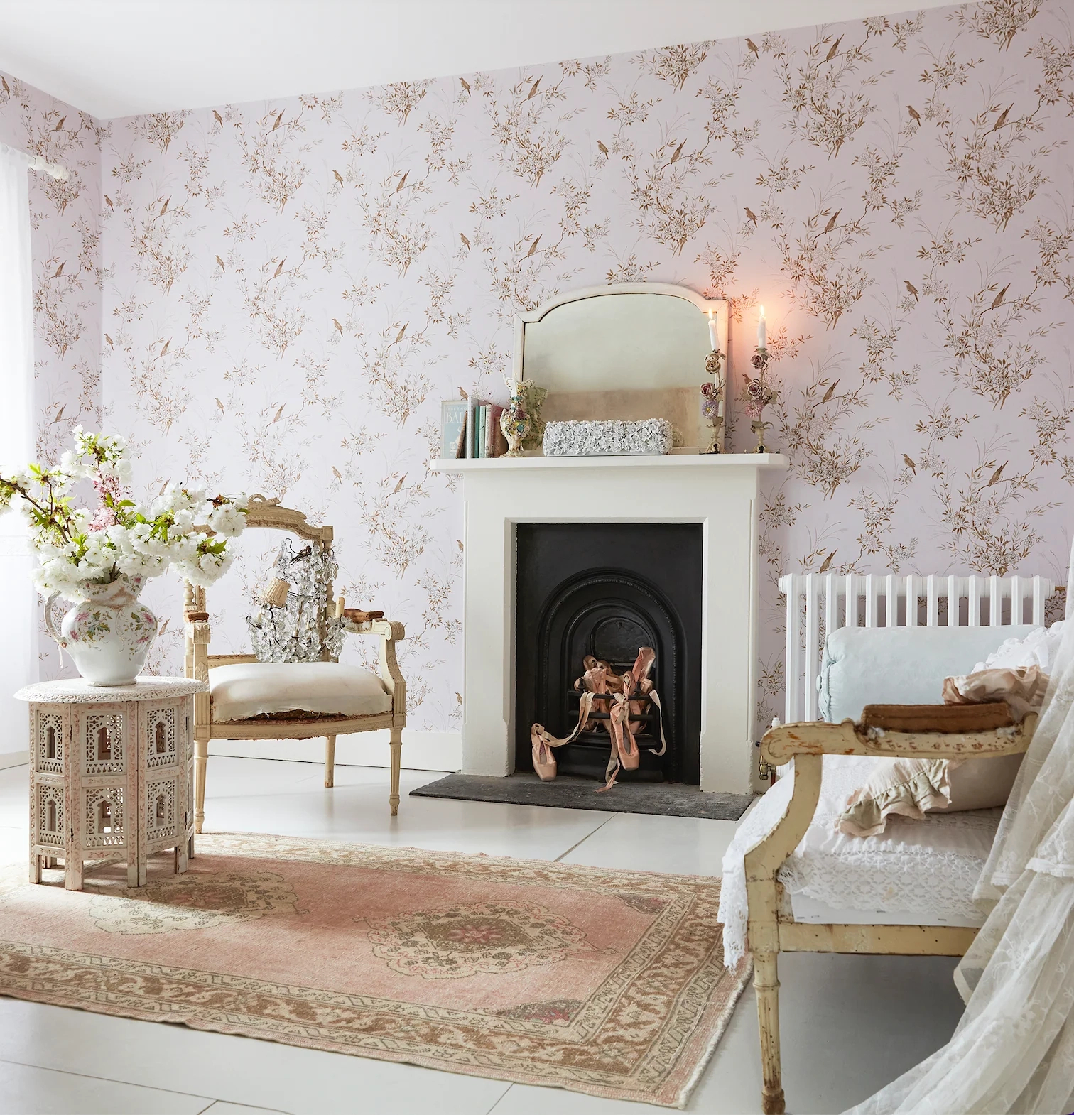 Dekor tapéta madár és virág mintával púderrózsaszín és arany színben